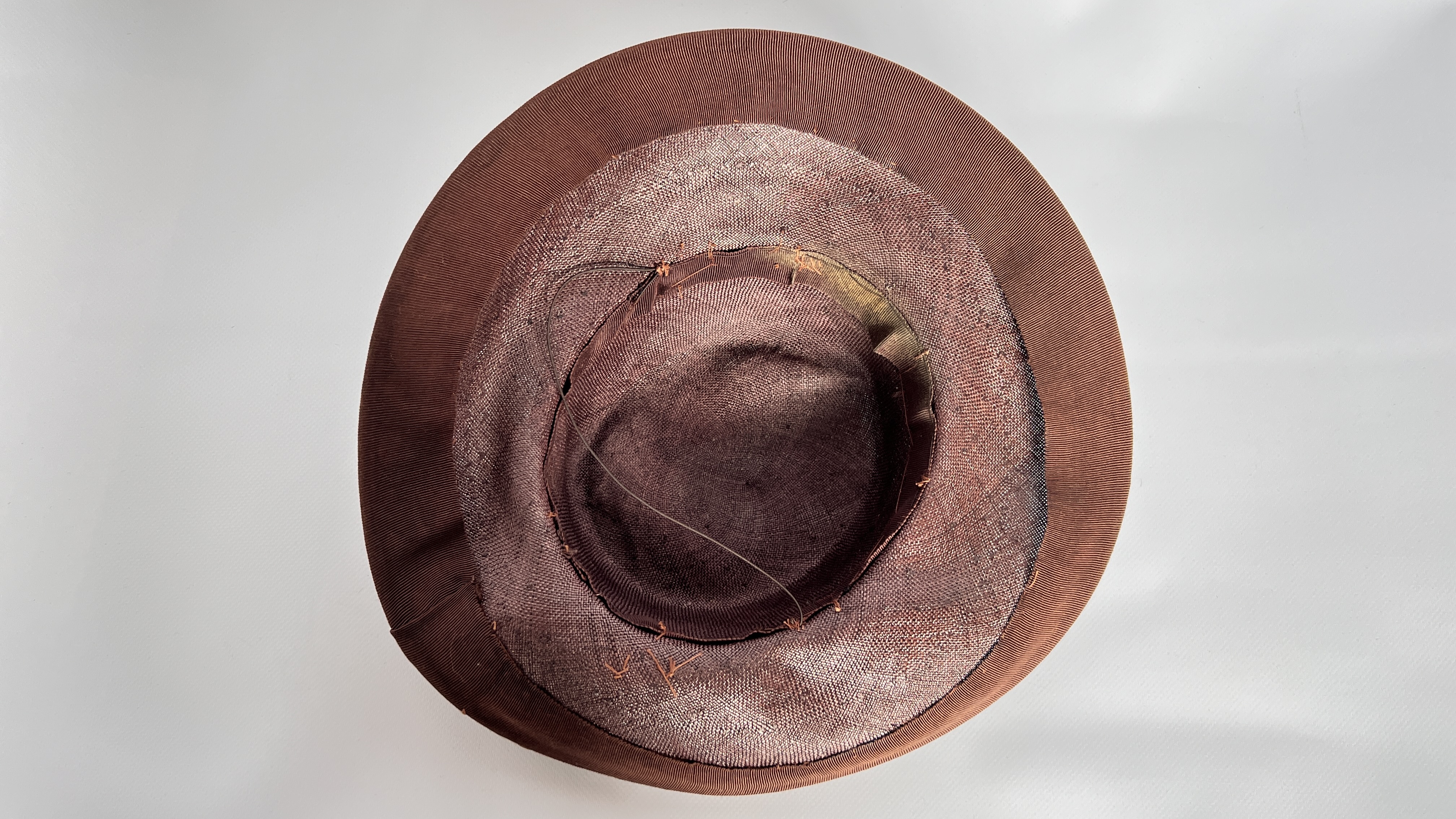 5 1940/50S HATS, 1 MULTI COLOURED FEATHER, 1LILAC/GREY STRAW (FADED) WITH FLOWERS, 1 BROWN STRAW, - Image 6 of 27