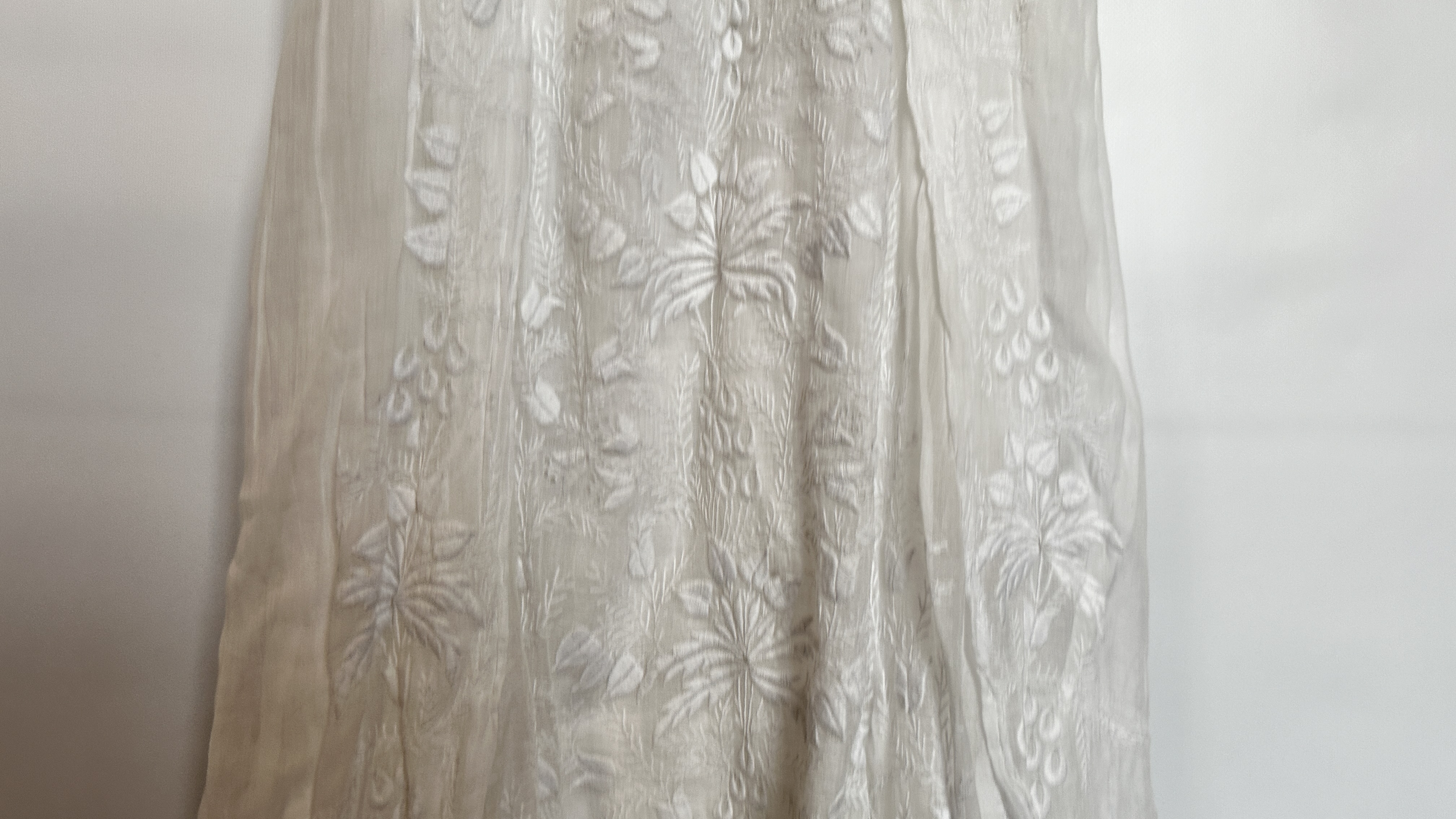 FINE WHITE COTTON EDWARDIAN DRESS, ALL OVER EMBROIDERY, EMPIRE LINE, PUFFED SLEEVES - A/F CONDITION, - Image 10 of 20