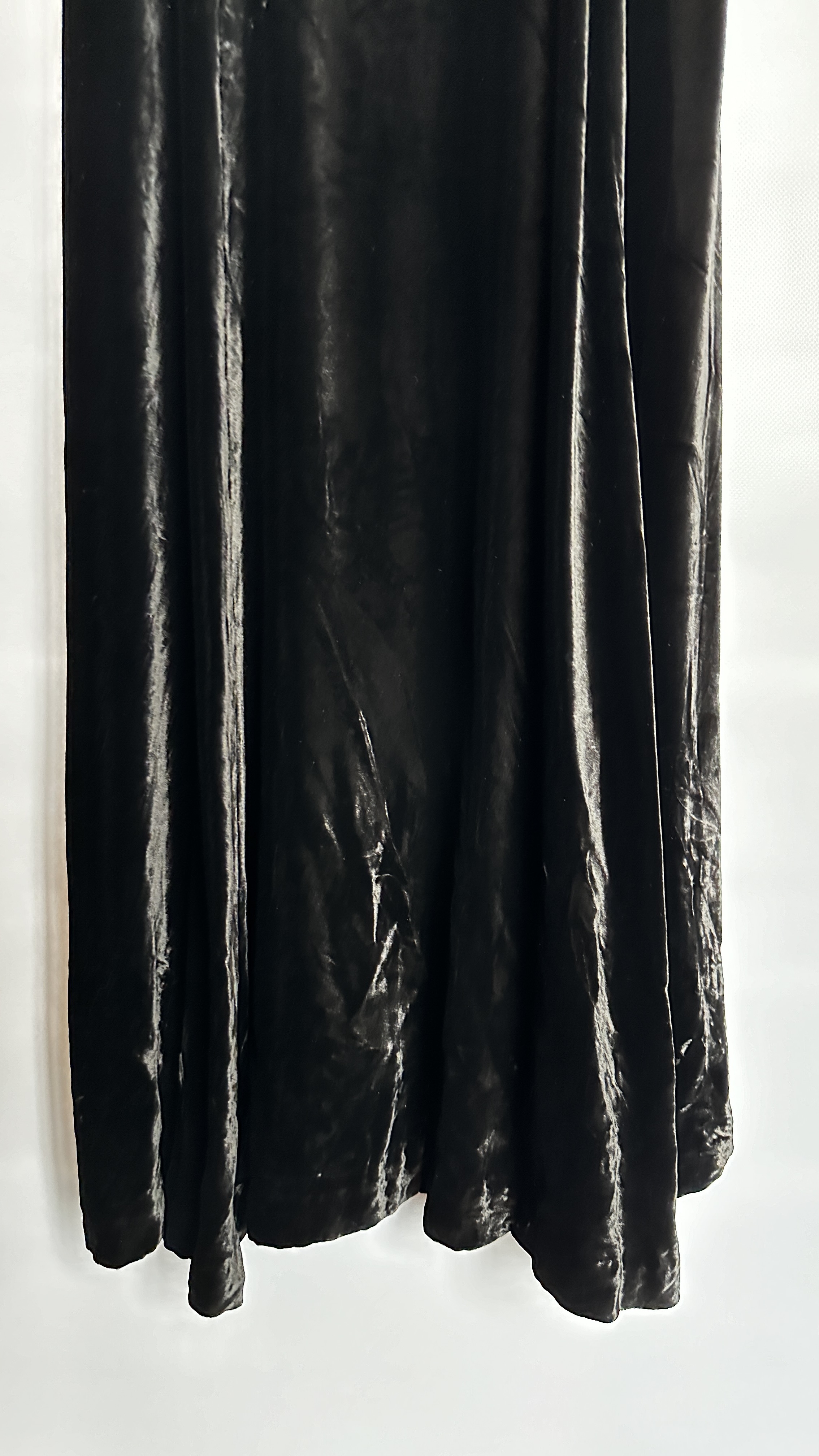 1930S BLACK SILK VELVET LONG SLEEVED GOWN, OPEN BODICE TO WAISTLINE, - Image 20 of 29