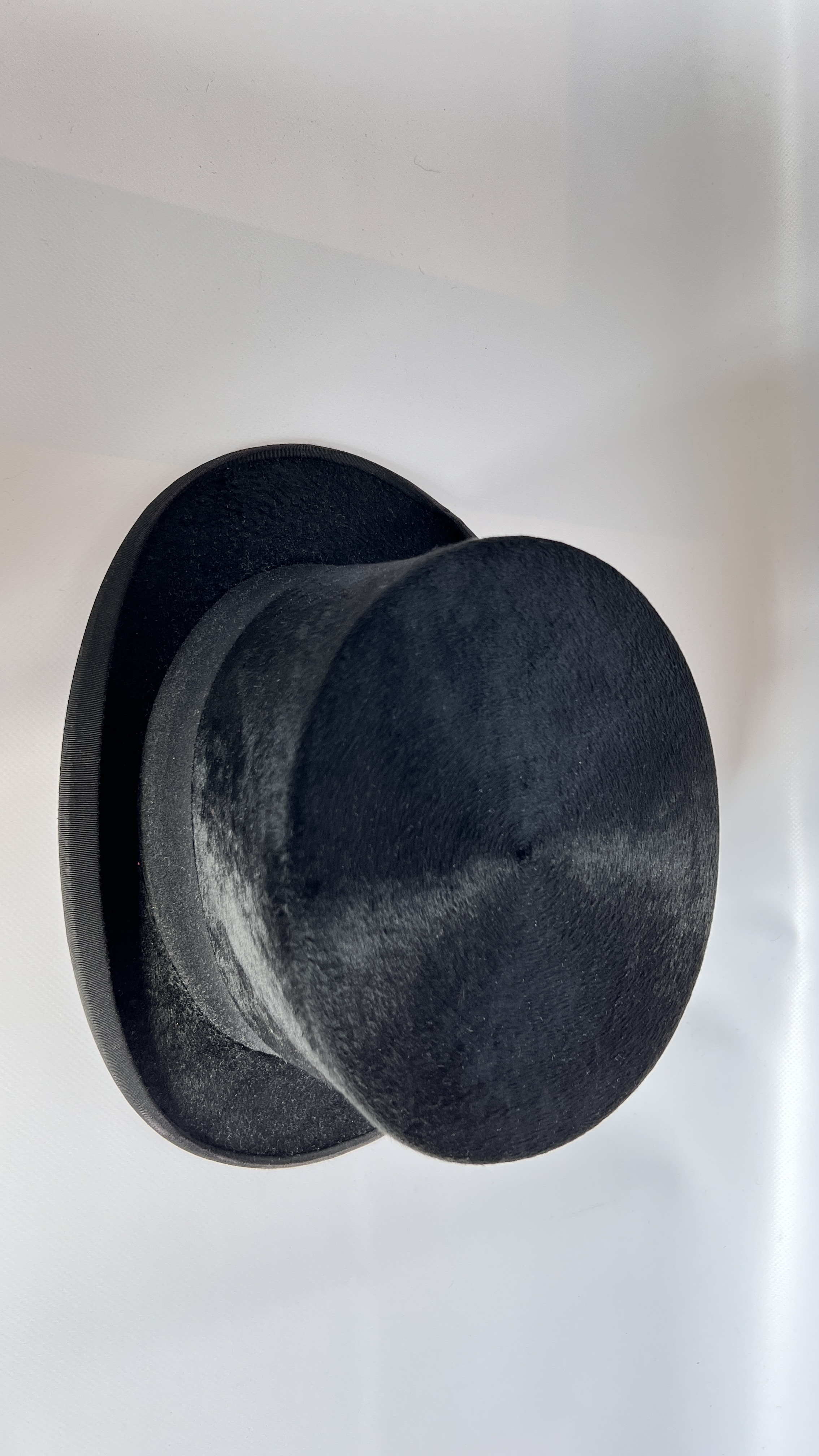 1920S SCOTT & CO BLACK TOP HAT, GREY GLOVES, WHITE WITH BLACK PATTERNED SCARF, - Image 2 of 23