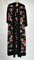 1920S BLACK CREPE CHINESE STYLE DRESSING GOWN, ALL OVER FLOWER EMBROIDERY,