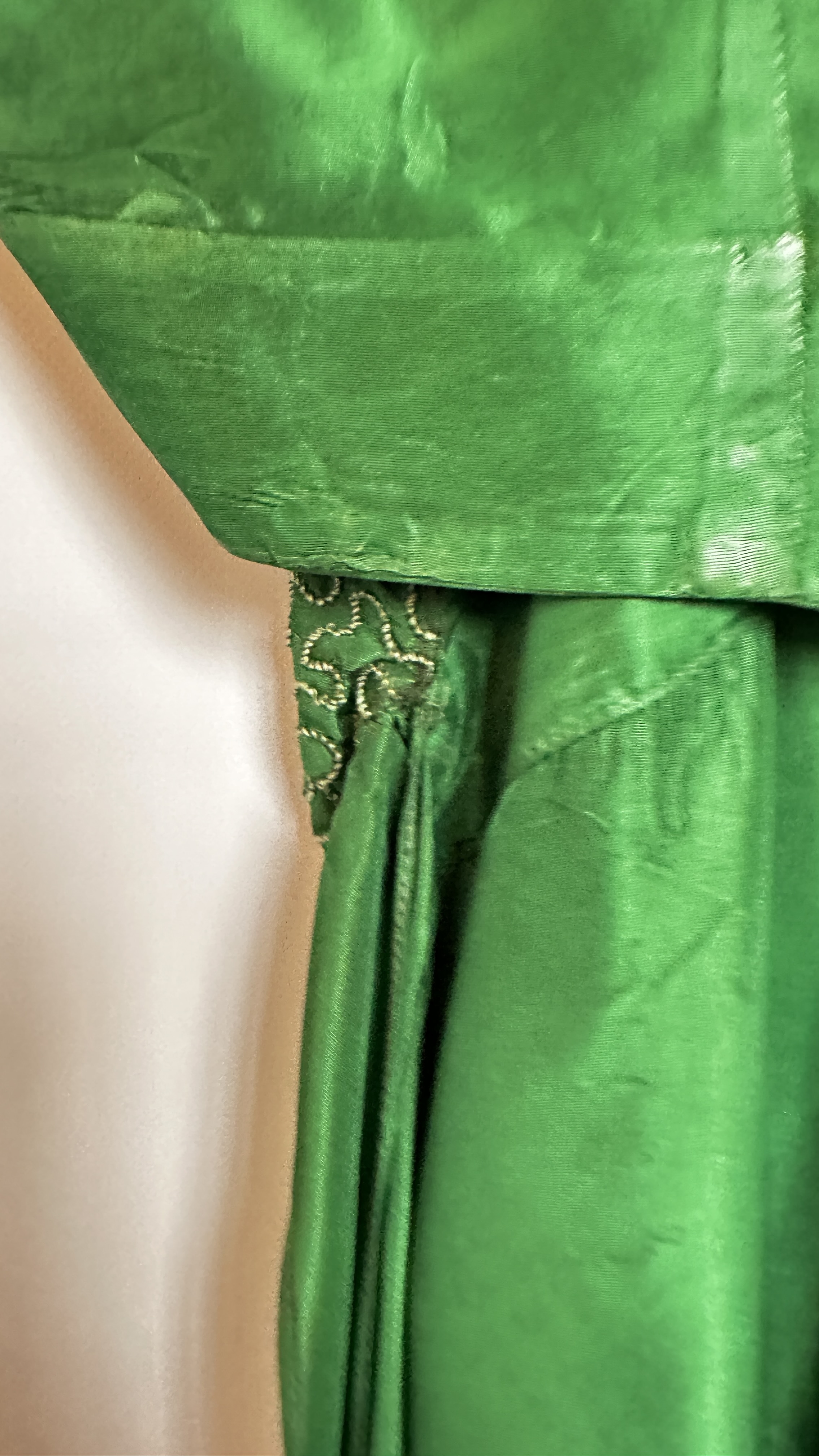 1940S GREEN SHOT TAFFETA EVENING DRESS WITH BOLERO, - Image 38 of 38