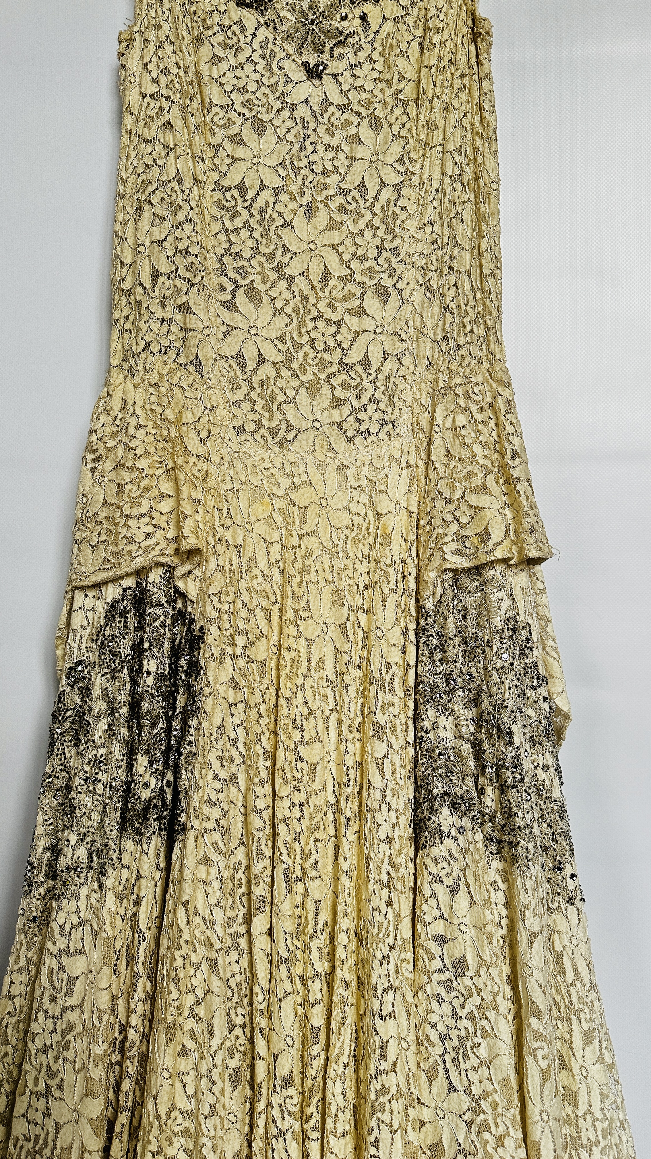 1940S CREAM CREPE WEDDING DRESS WITH TRAIN, - Image 3 of 21