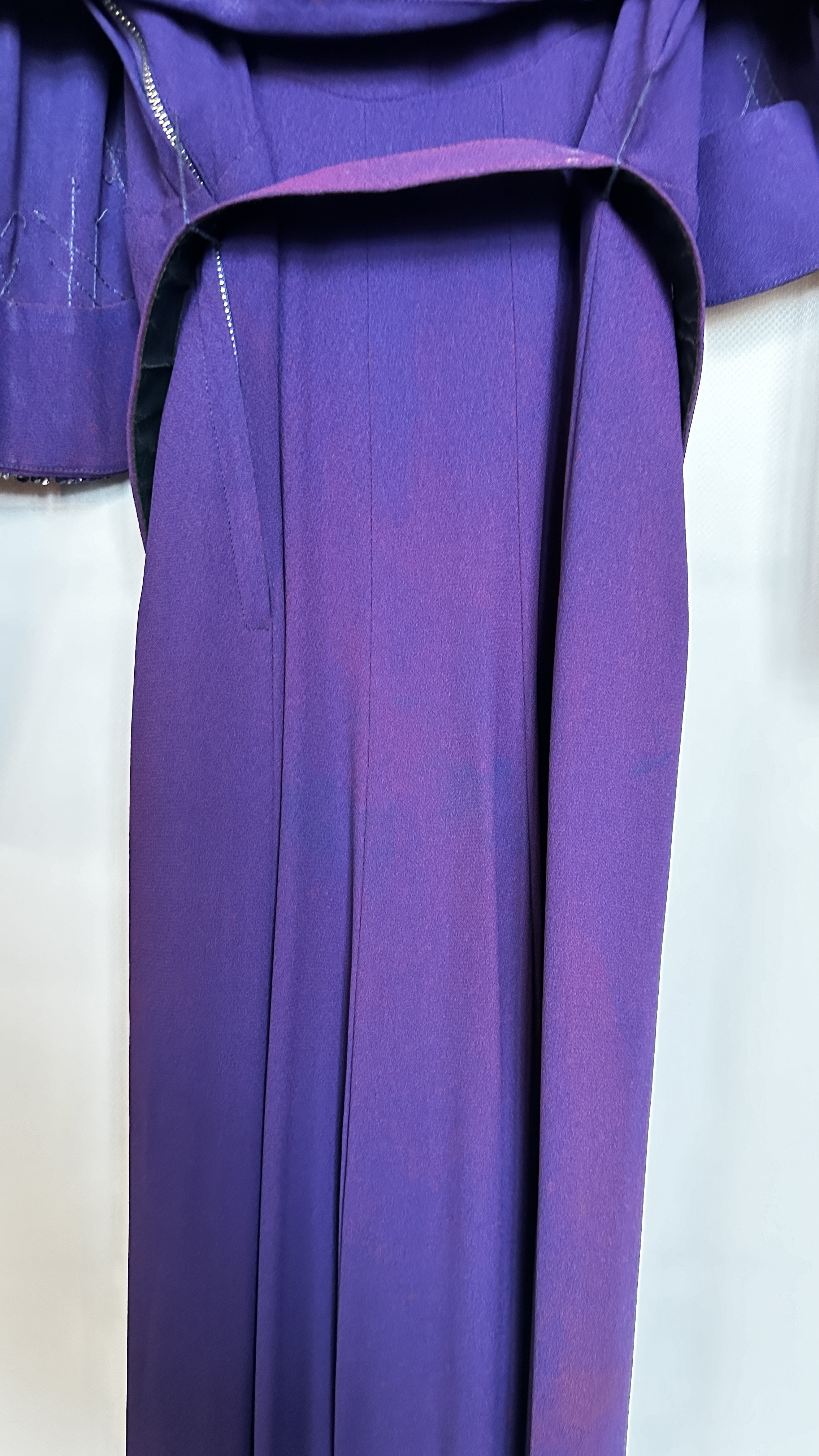 1940S PURPLE EVENING DRESS & BOLORO JACKET WITH SEQUIN DECORATION ON BODICE AND JACKET AND A 1940S - Image 25 of 37