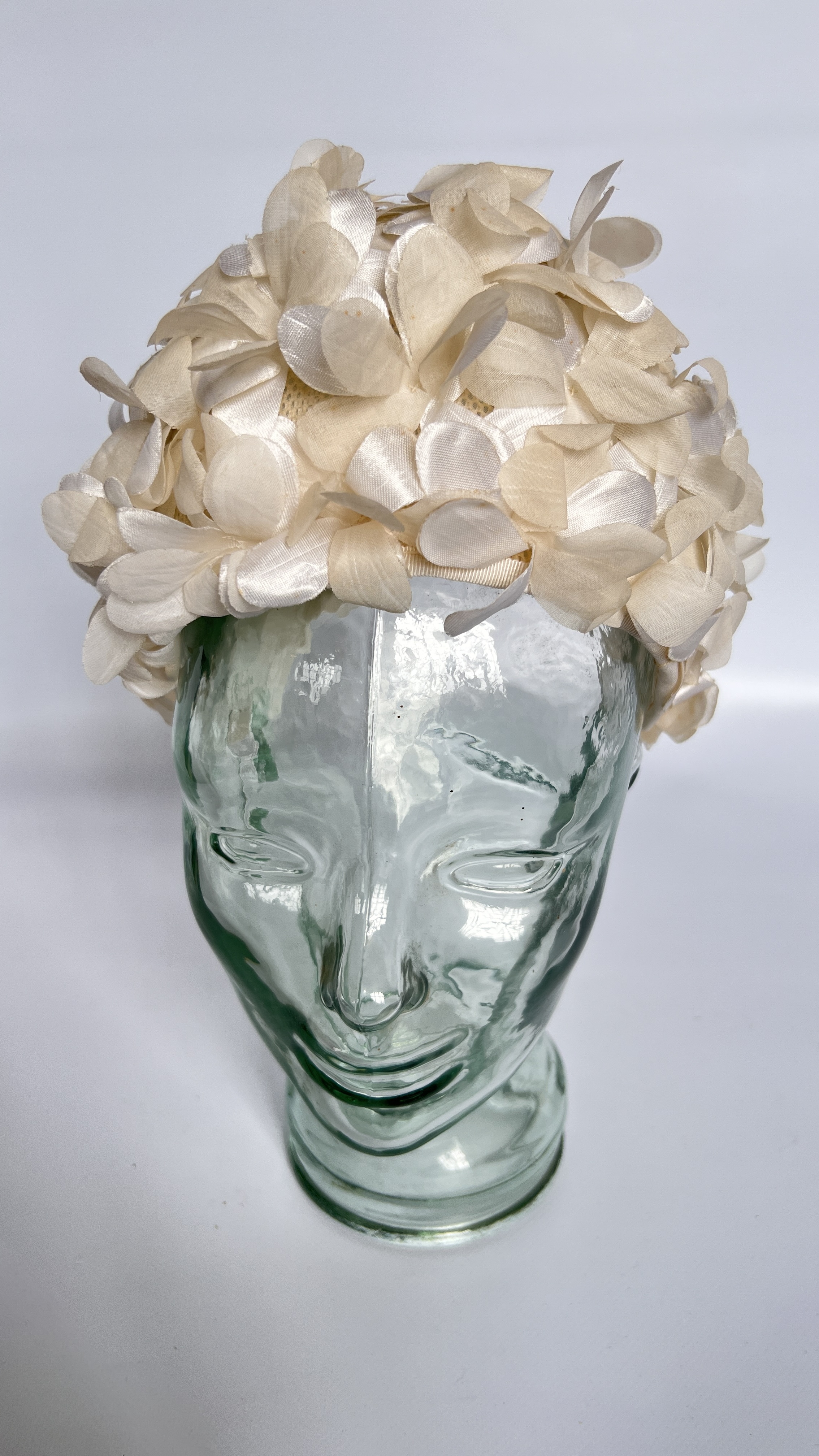 8 1950/60S HATS, 2 FLOWERED BONNETS, 1 WHITE KNITTED BONNET WITH WHITE PLASTIC DISCS, - Image 18 of 32