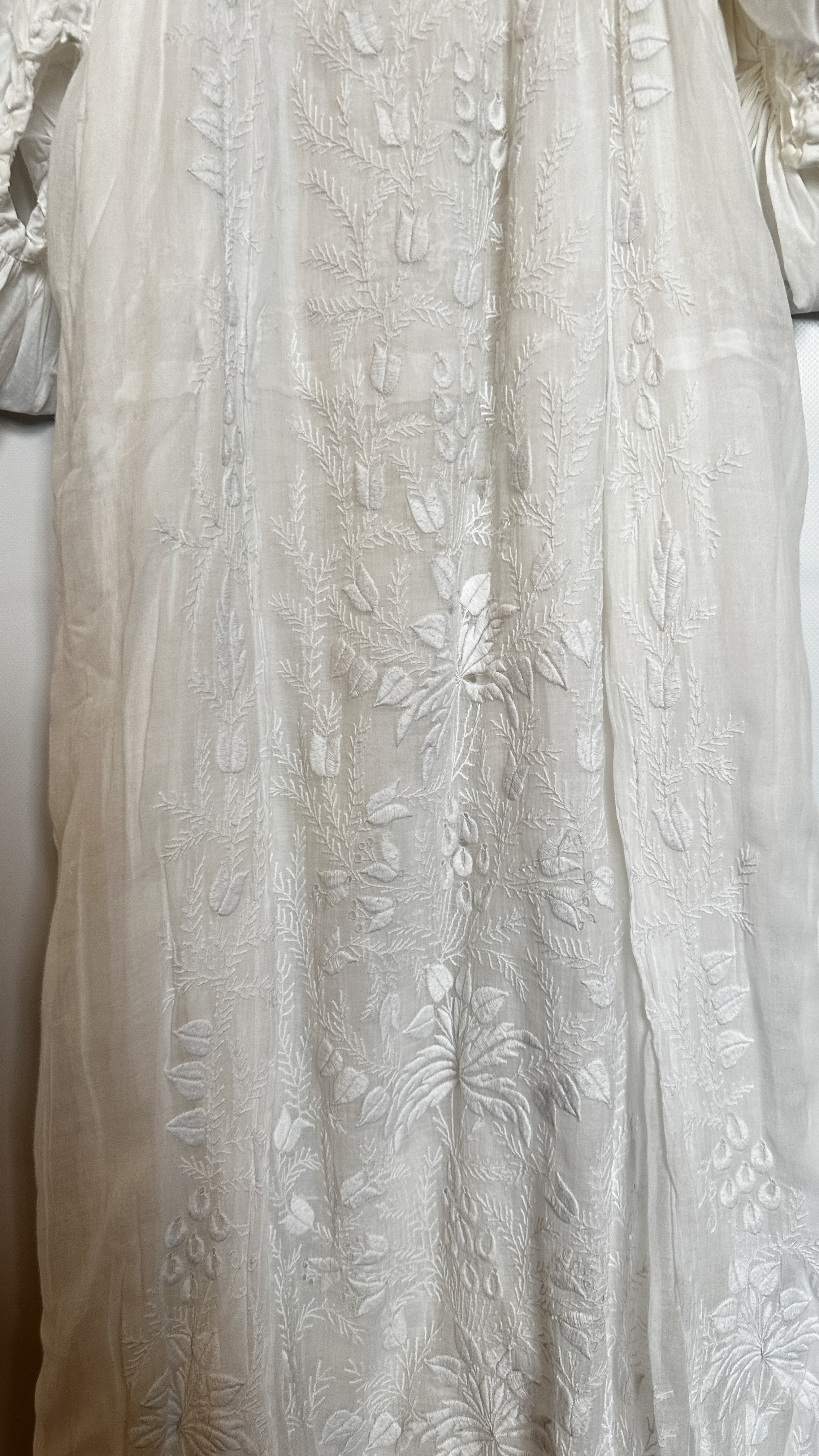FINE WHITE COTTON EDWARDIAN DRESS, ALL OVER EMBROIDERY, EMPIRE LINE, PUFFED SLEEVES - A/F CONDITION, - Image 6 of 20