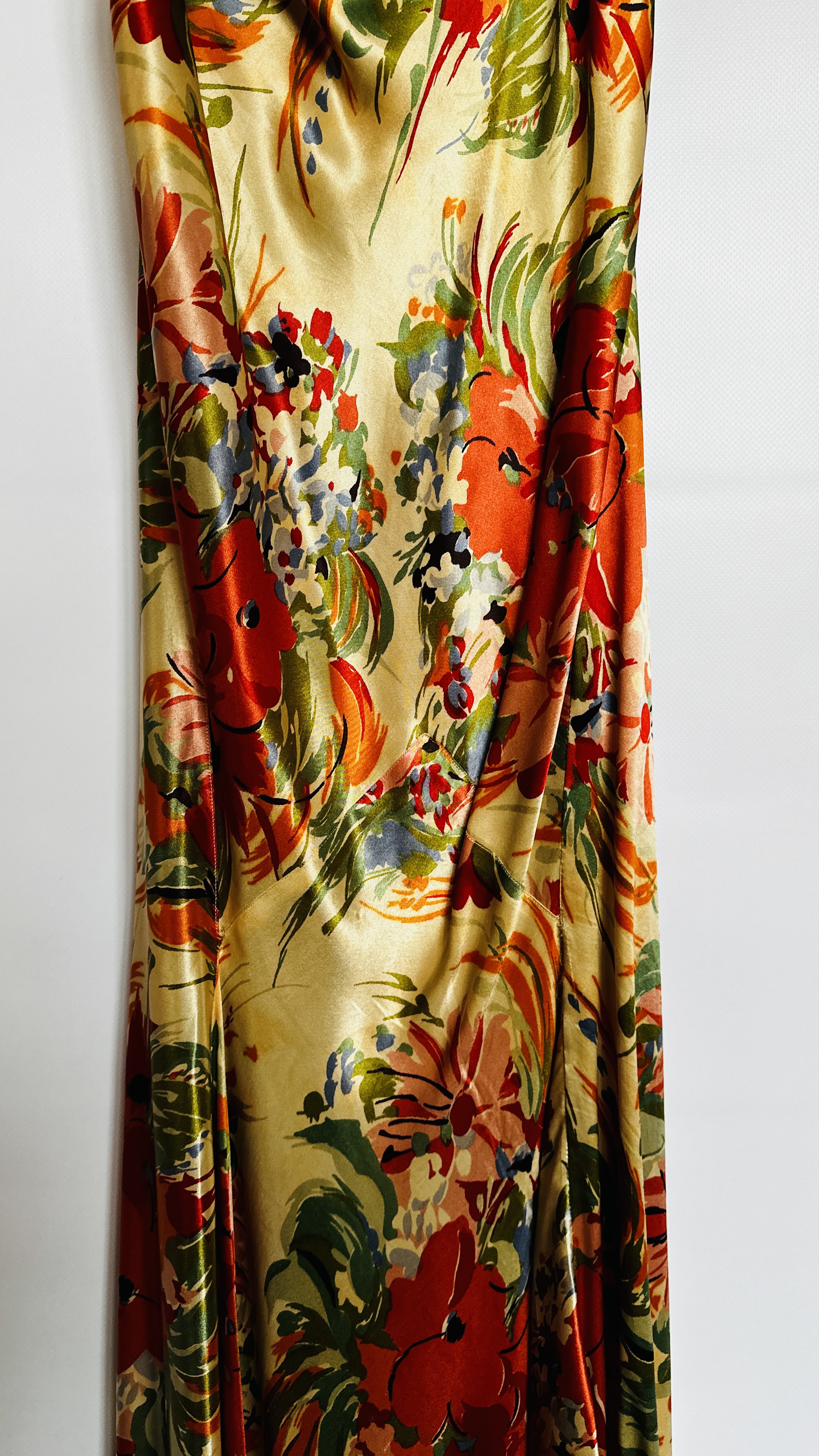 1930S CREAM & RED SATIN EVENING GOWN WITH CORAL/BLUE/GREEN FLOWERED DESIGN, - Image 17 of 18