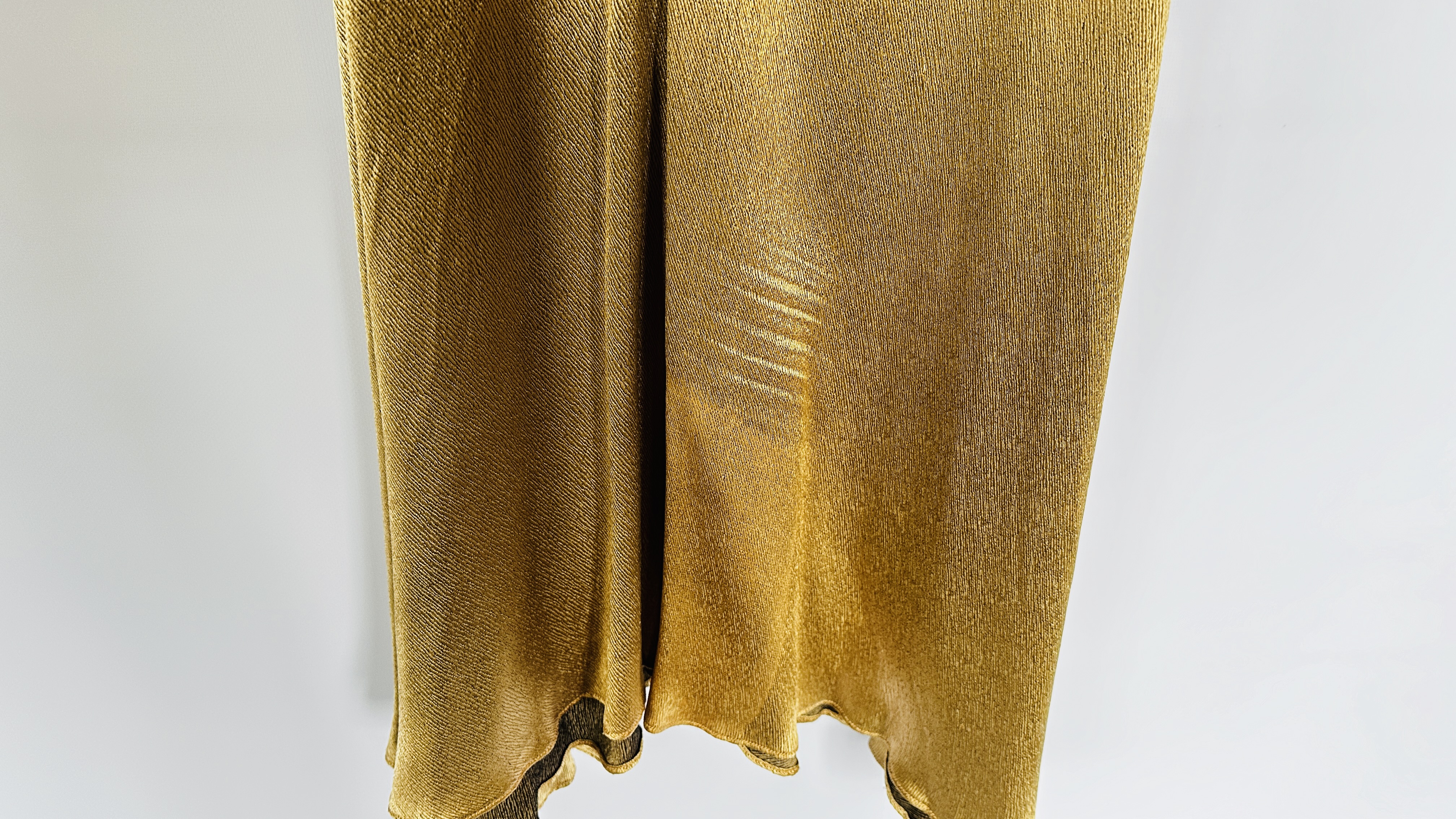 1930S GOLD LAMÉ EVENING DRESS WITH CAPE, RUCHED BODICE WITH FLOWERS AND BELT - A/F CONDITION, - Image 10 of 18