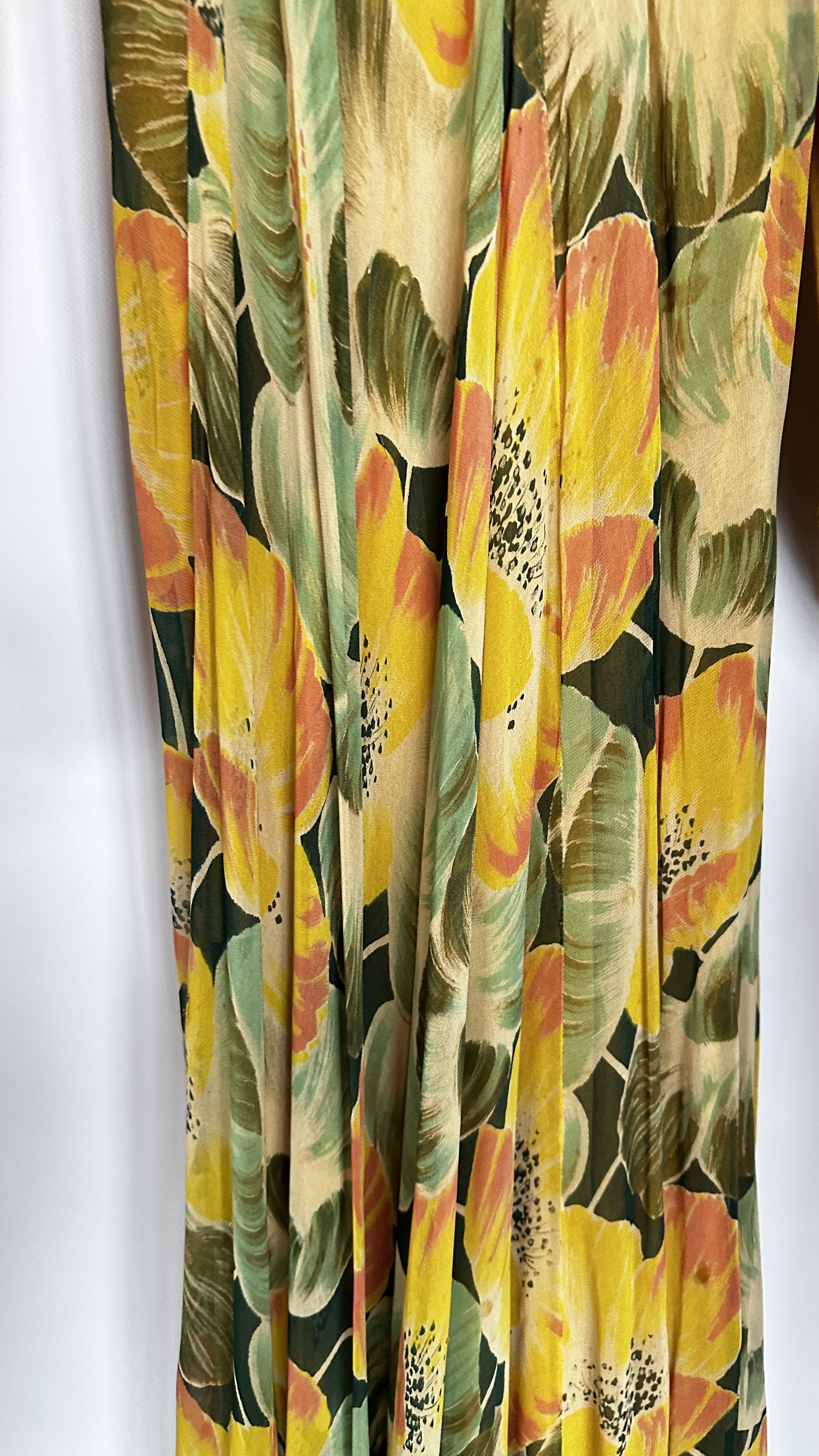 1930S CHIFFON AND CREPE DRESSING GOWN WITH LARGE YELLOW/GREEN/ORANGE FLOWERS - A/F CONDITION, - Image 37 of 39