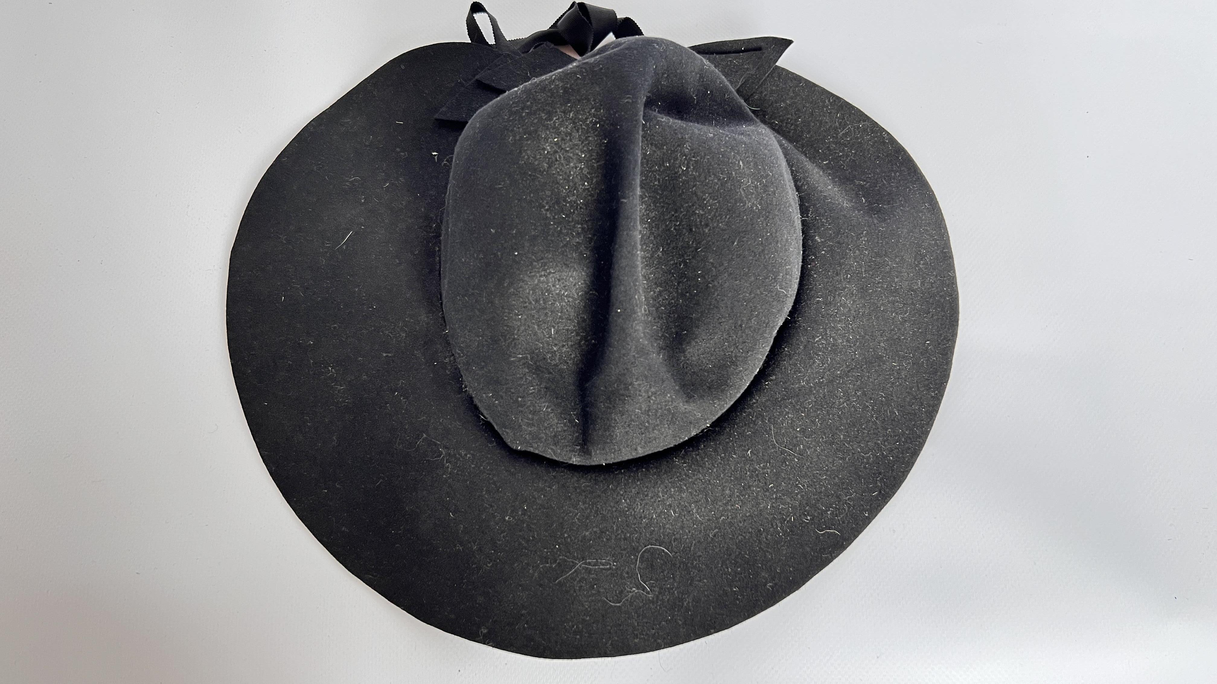 2 HAT BOXES CONTAINING 6 1940S HATS, 1 GREY FELT WITH VEIL (BADLY DAMAGED), - Image 18 of 28