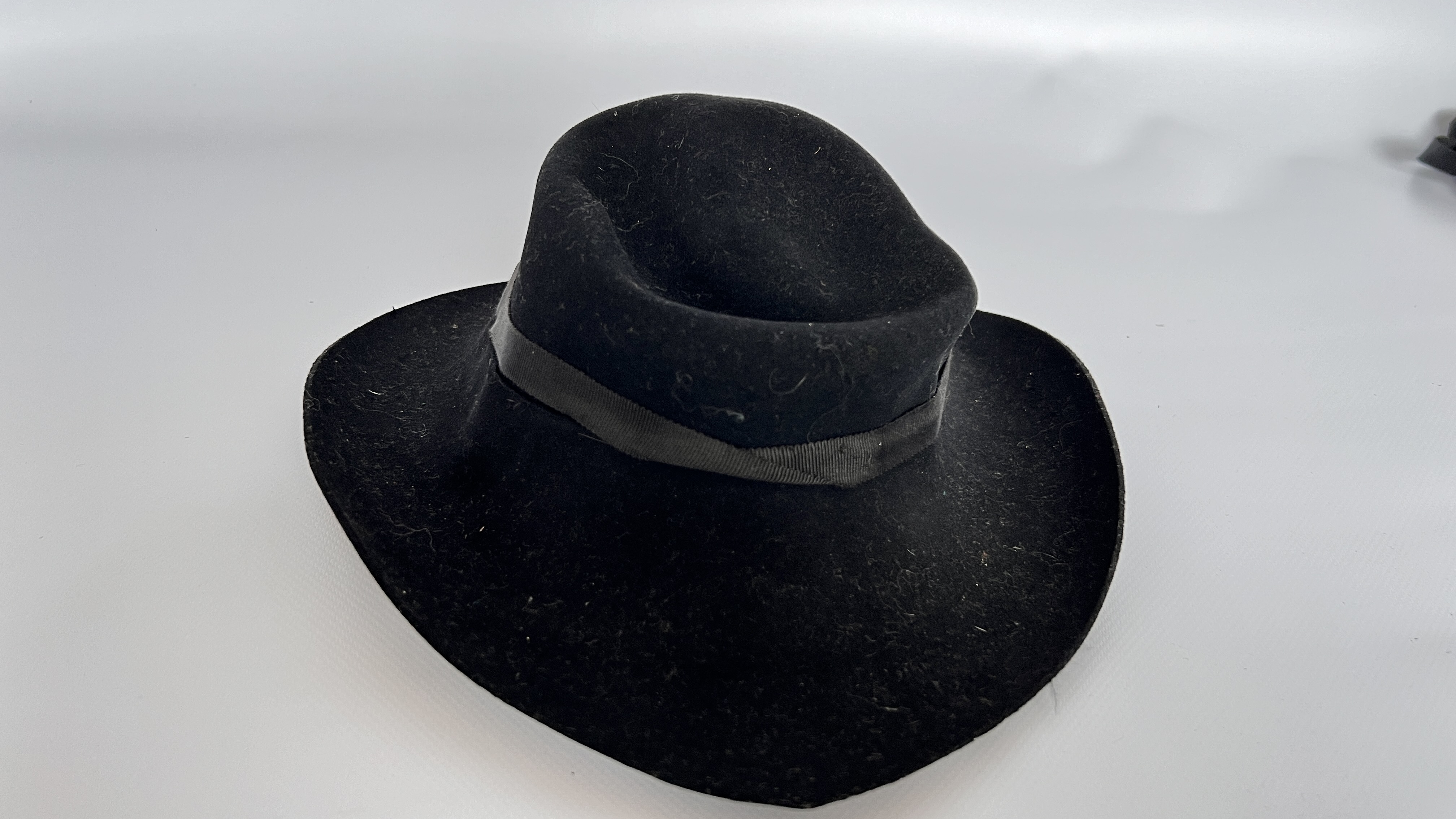 2 HAT BOXES CONTAINING 6 1940S HATS, 1 GREY FELT WITH VEIL (BADLY DAMAGED), - Image 3 of 28