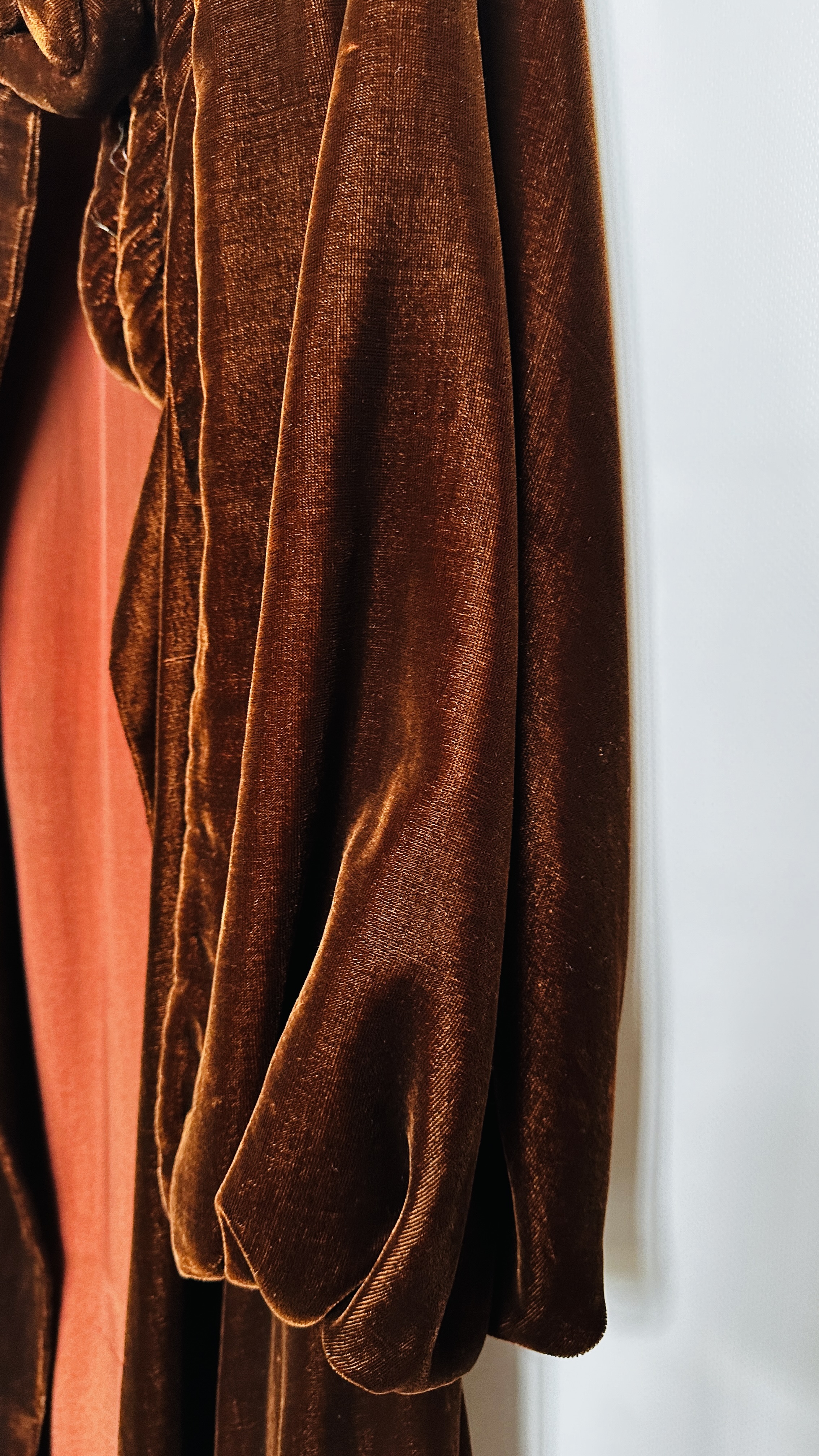 1920S BROWN VELVET LONG CAPE, BUTTONED ON COLLAR, PUFF SLEEVES - A/F CONDITION, SOLD AS SEEN. - Image 11 of 18