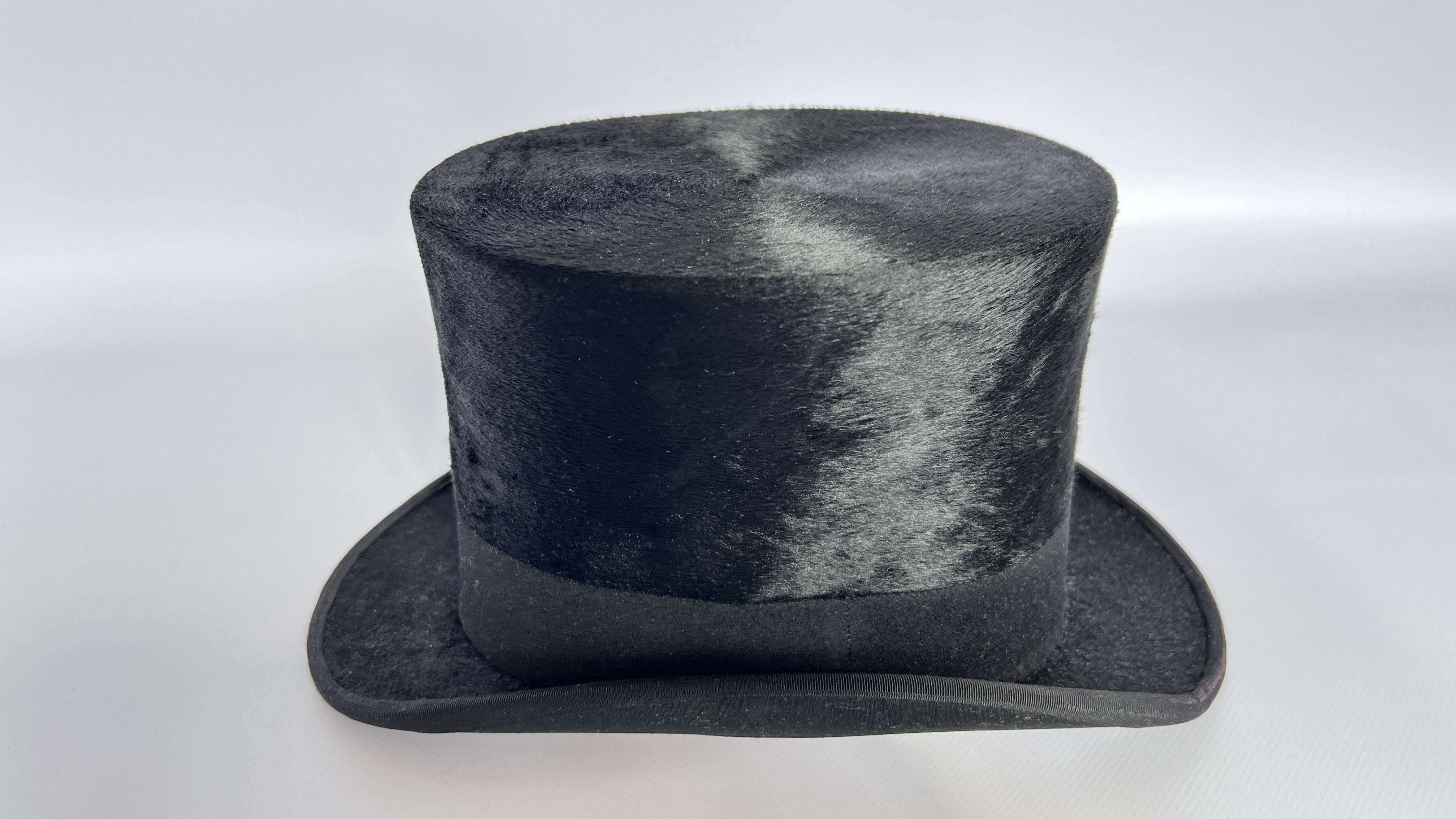 1920S SCOTT & CO BLACK TOP HAT, GREY GLOVES, WHITE WITH BLACK PATTERNED SCARF, - Image 5 of 23