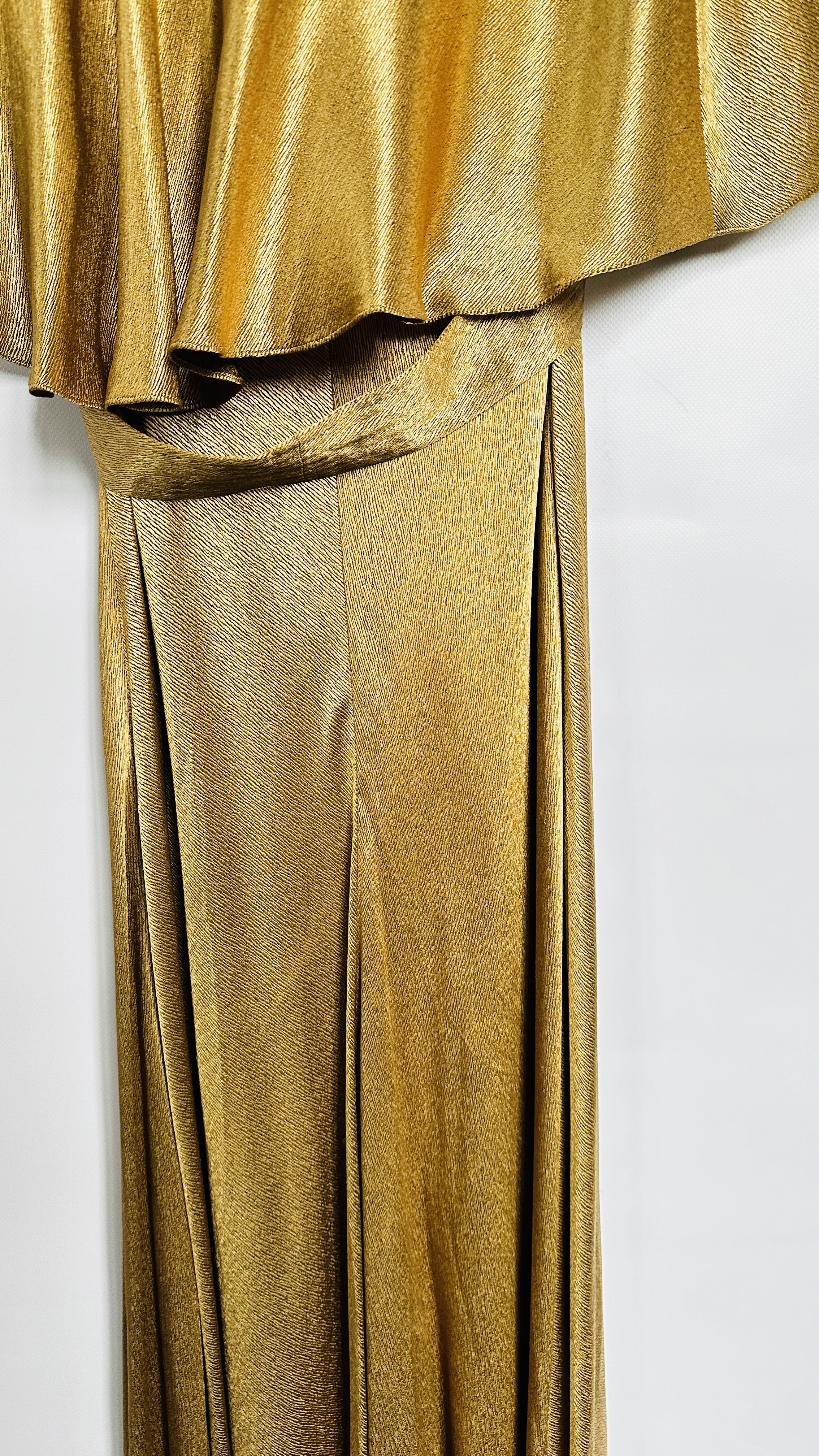 1930S GOLD LAMÉ EVENING DRESS WITH CAPE, RUCHED BODICE WITH FLOWERS AND BELT - A/F CONDITION, - Image 17 of 18