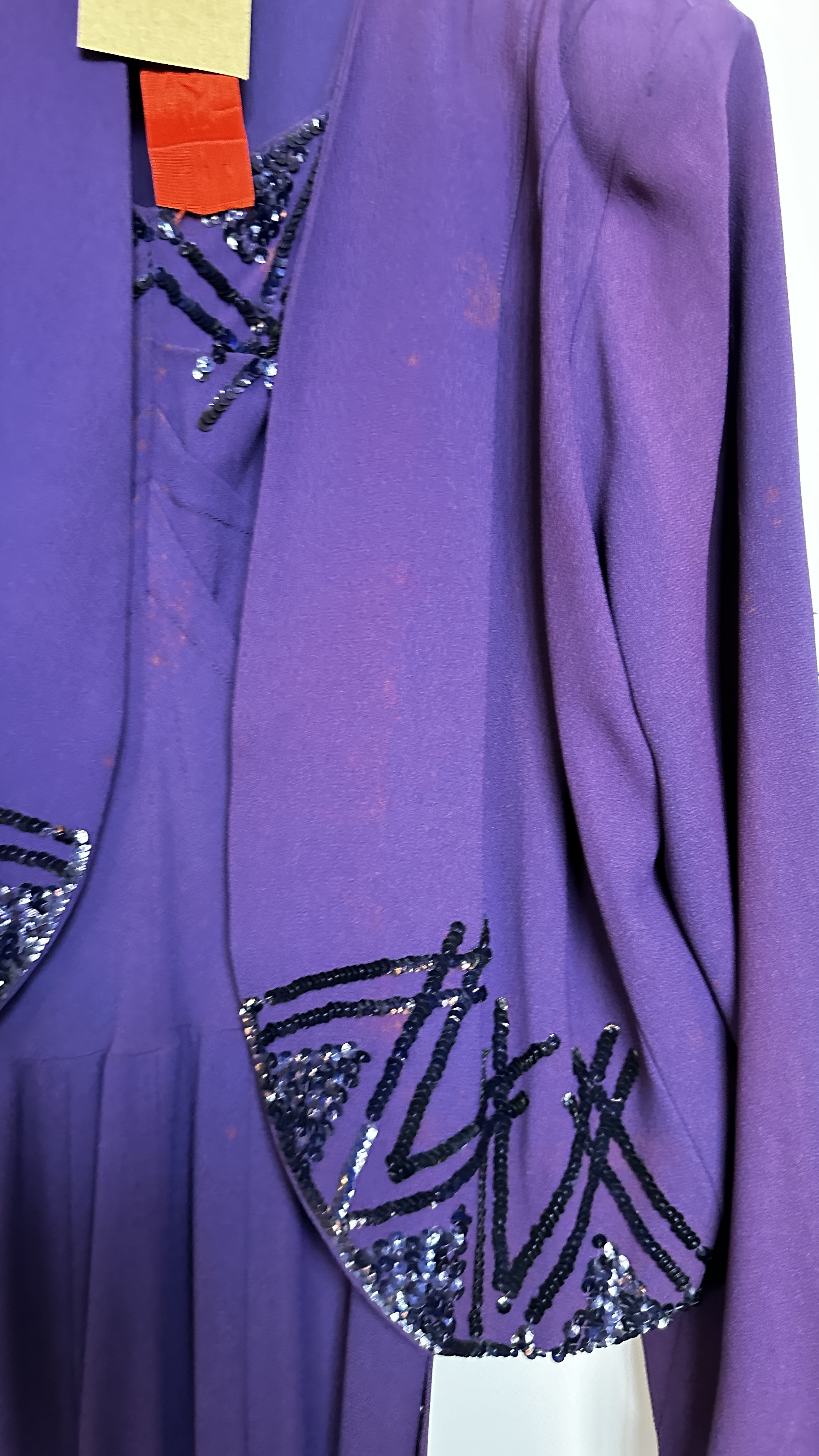 1940S PURPLE EVENING DRESS & BOLORO JACKET WITH SEQUIN DECORATION ON BODICE AND JACKET AND A 1940S - Image 17 of 37