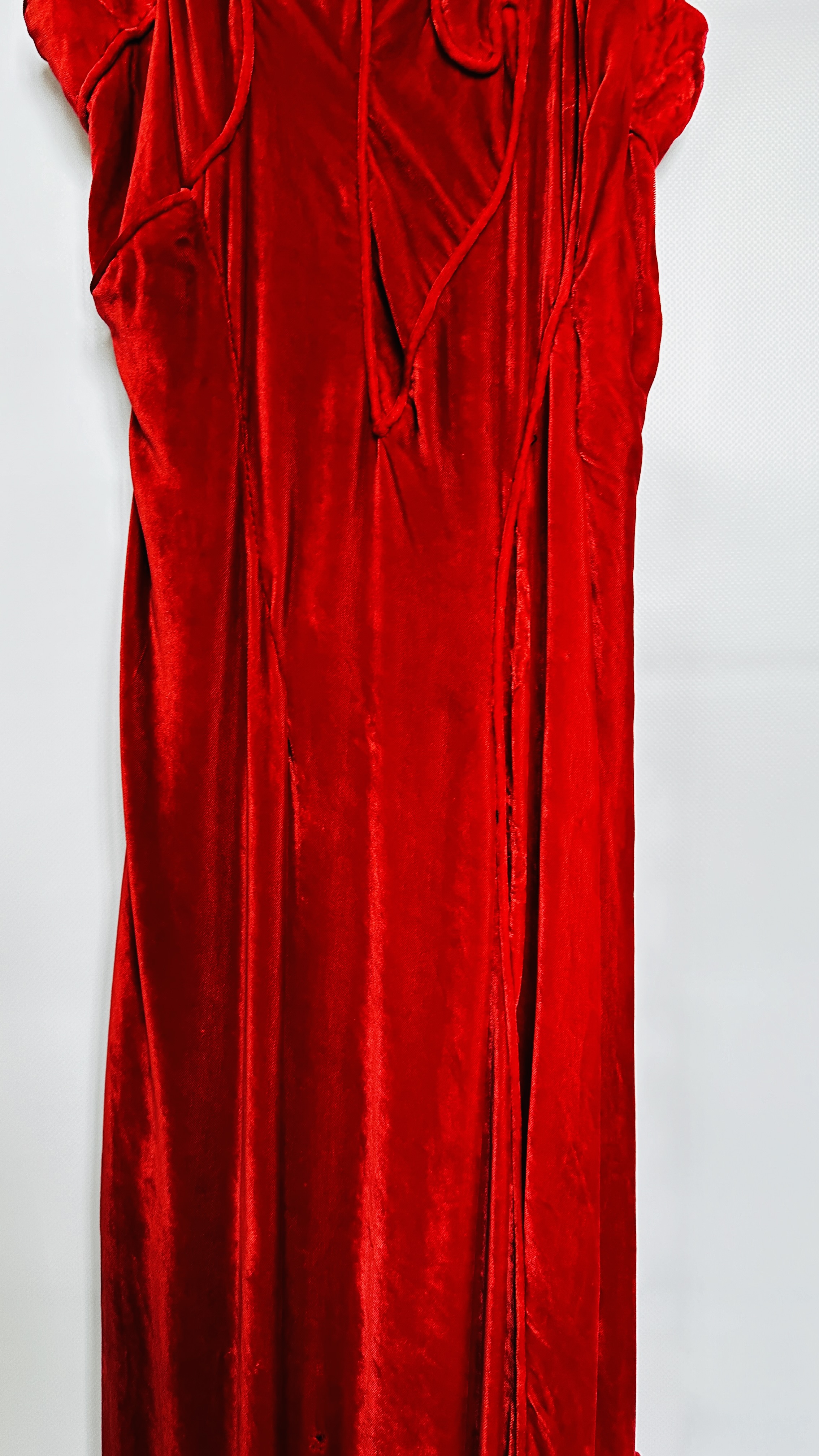 1930S RED VELVET EVENING GOWN FITTED HIPLINE, FULL CIRCULAR FRILLED HEMLINE, - Image 3 of 30