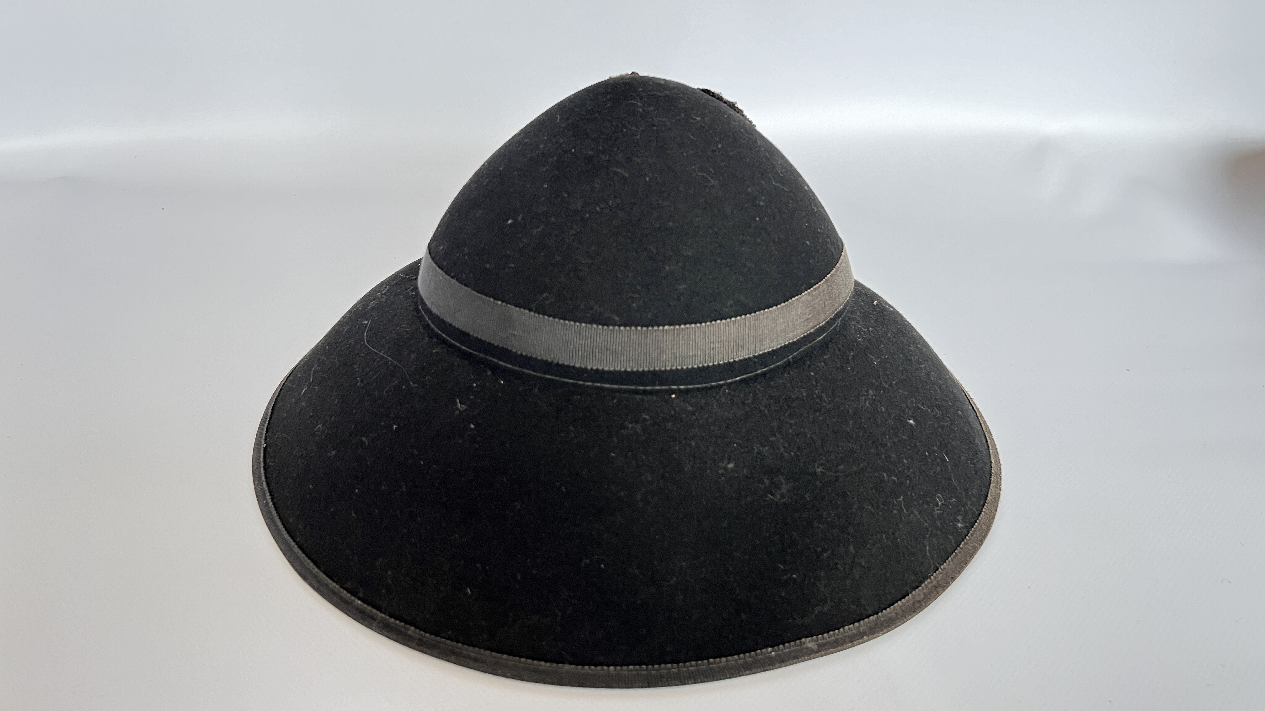 13 1940/50S HATS, 1 MORRIS ANGEL & SON LTD PURPLE TOP HAT (SOME DAMAGE), - Image 13 of 64