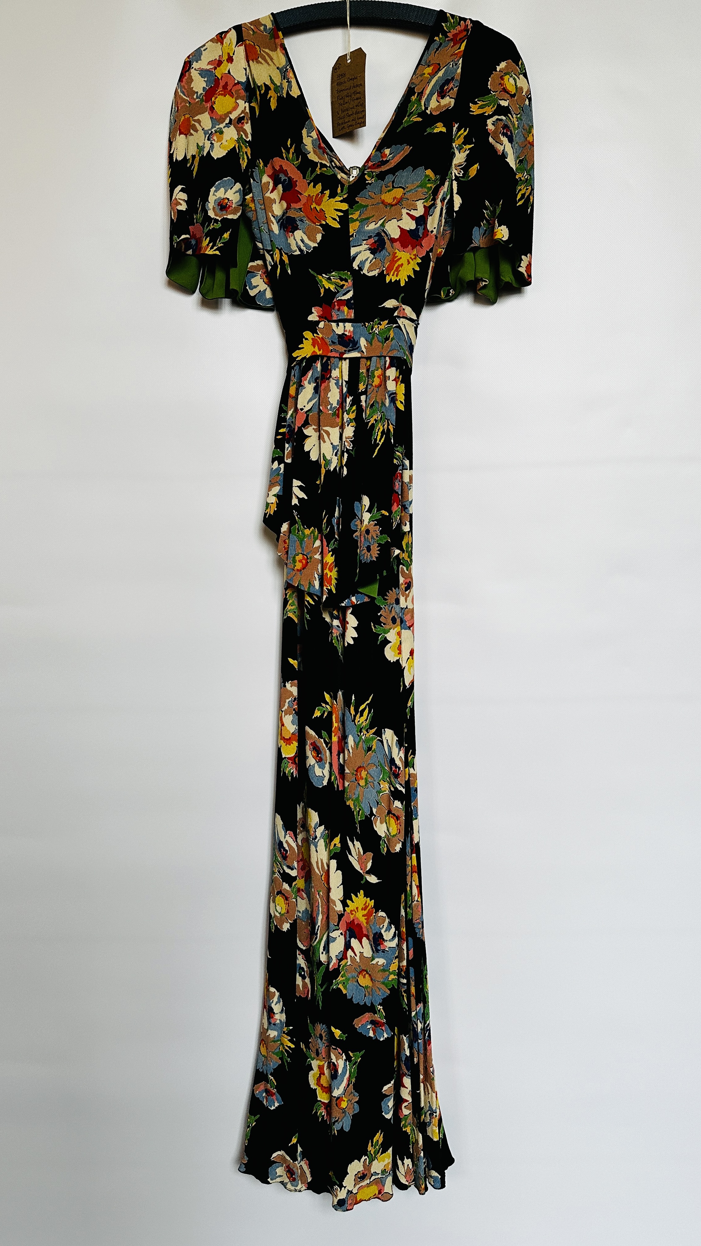 1940S CLASSIC BLACK FLOWERED CREPE GOWN, V NECKLINE AND CLIP, - Image 10 of 17