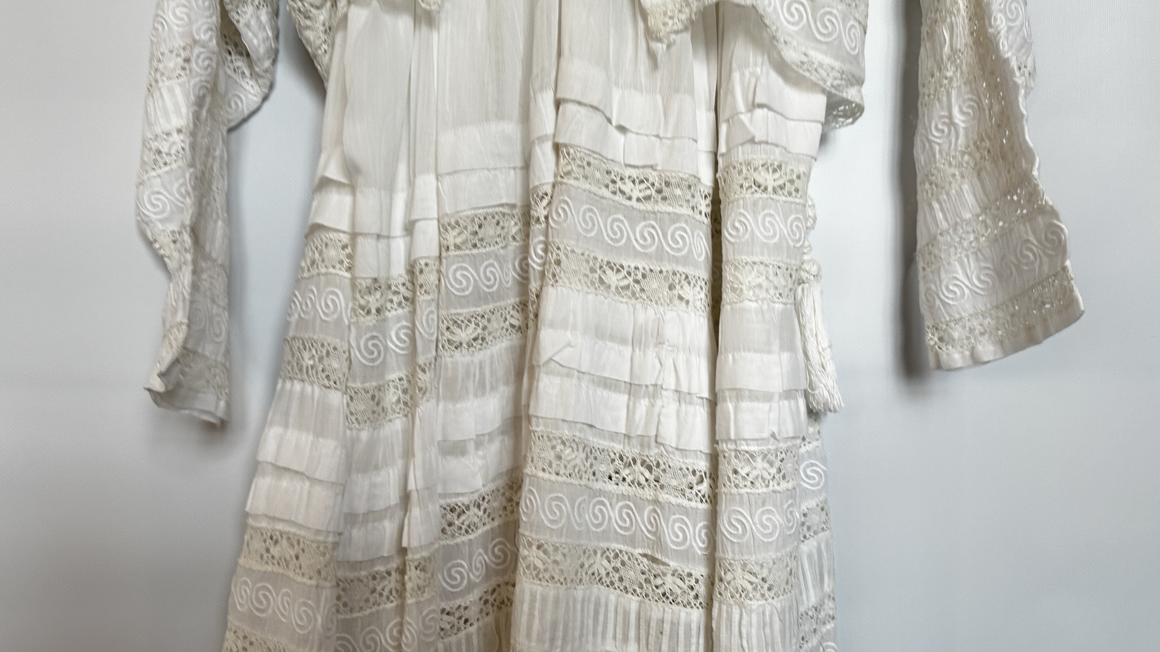 EDWARDIAN WHITE BRODERIES ANGLAISE 2 PIECE, LACE INSERTS AND SILK EMBROIDERED, TASSELS ON BODICE, - Image 17 of 20