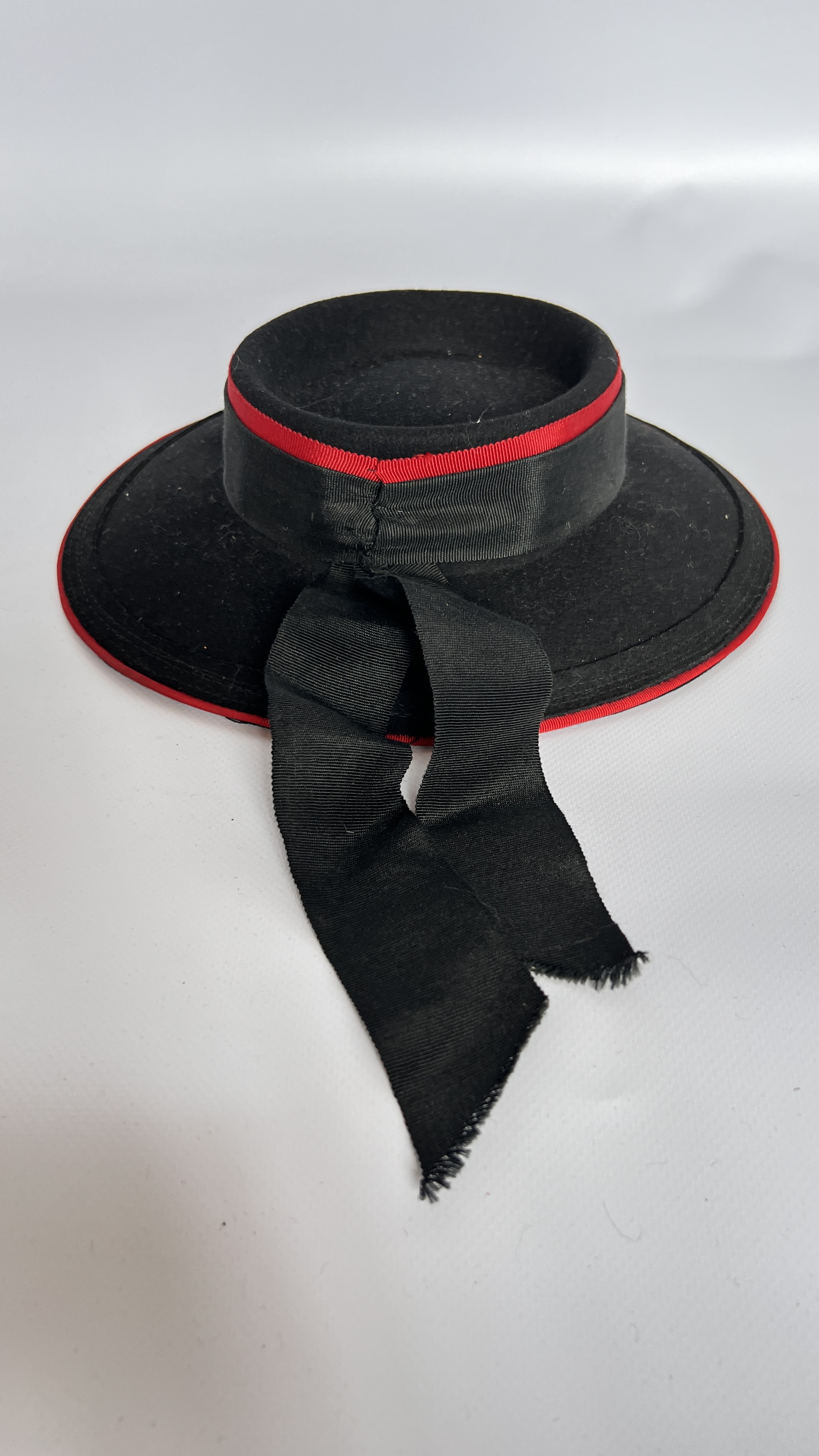 2 HAT BOXES CONTAINING 6 1940S HATS, 1 GREY FELT WITH VEIL (BADLY DAMAGED), - Image 11 of 28