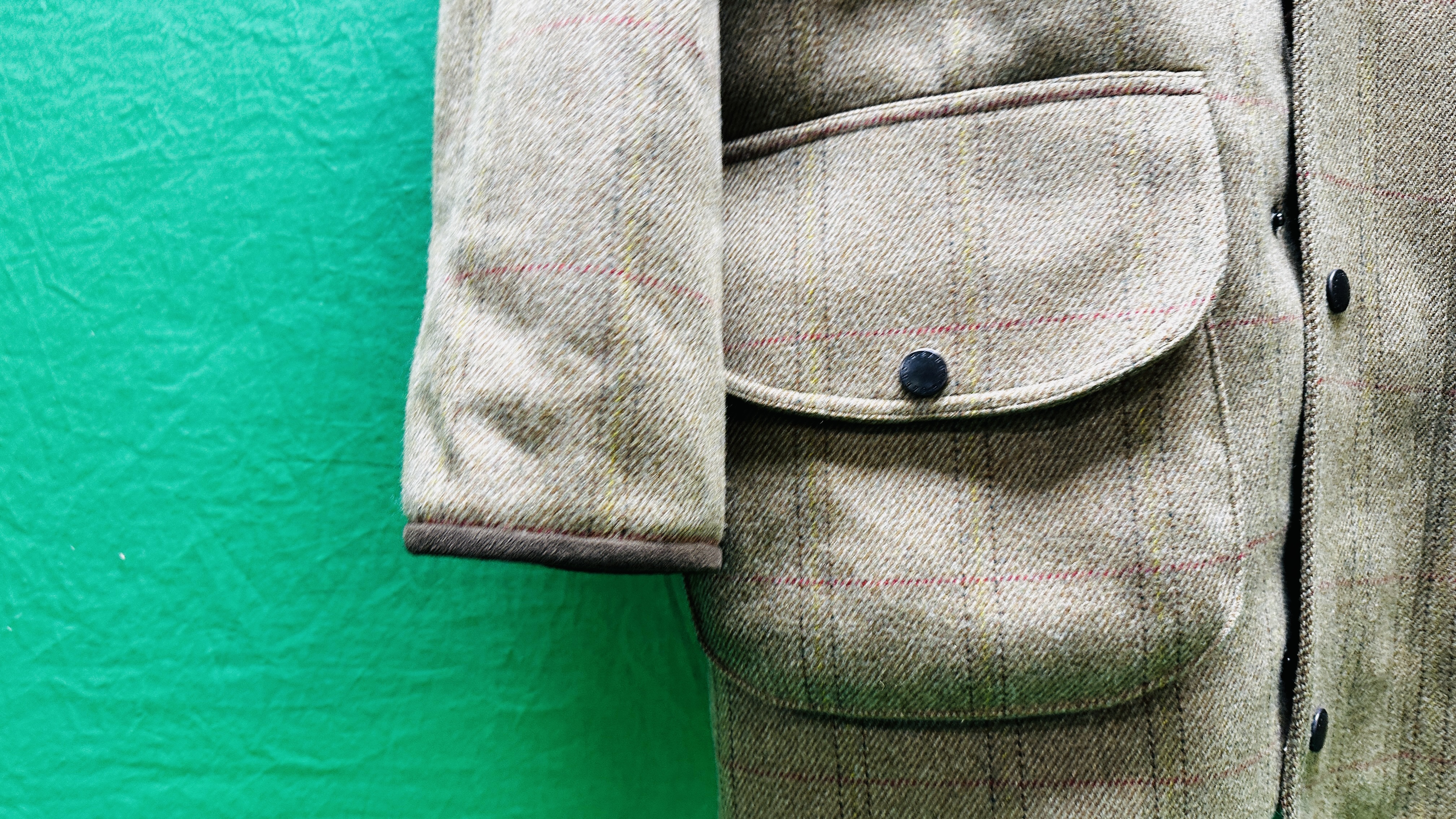BARBOUR DOUBLE TWIST 100% MERINO 2 PLY TWEED COUNTRY COAT, STYLE T19, - Image 8 of 11