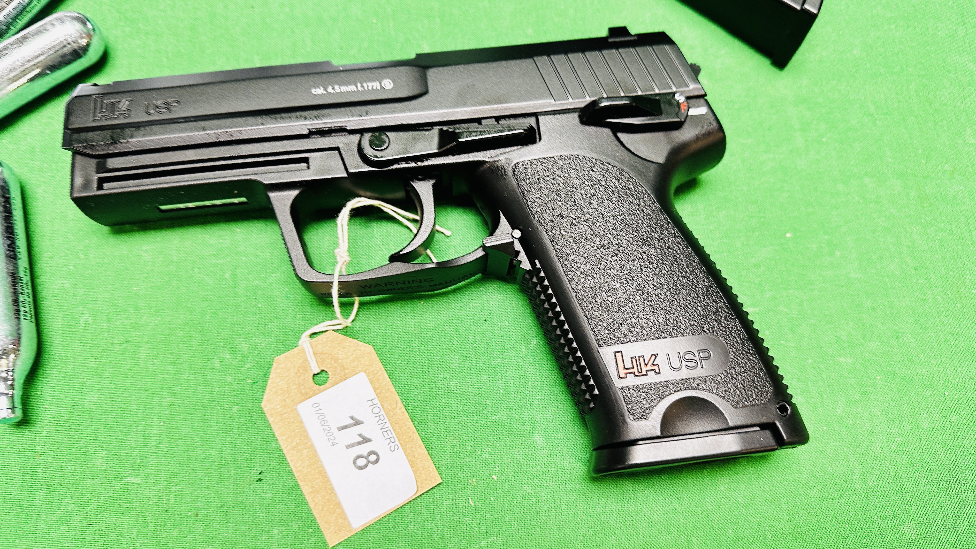 A BOXED HECKLER & KOCH USP 22 ROUND CO2 STEEL BB AIR PISTOL COMPLETE WITH HARD TRANSIT CASE, - Image 2 of 15