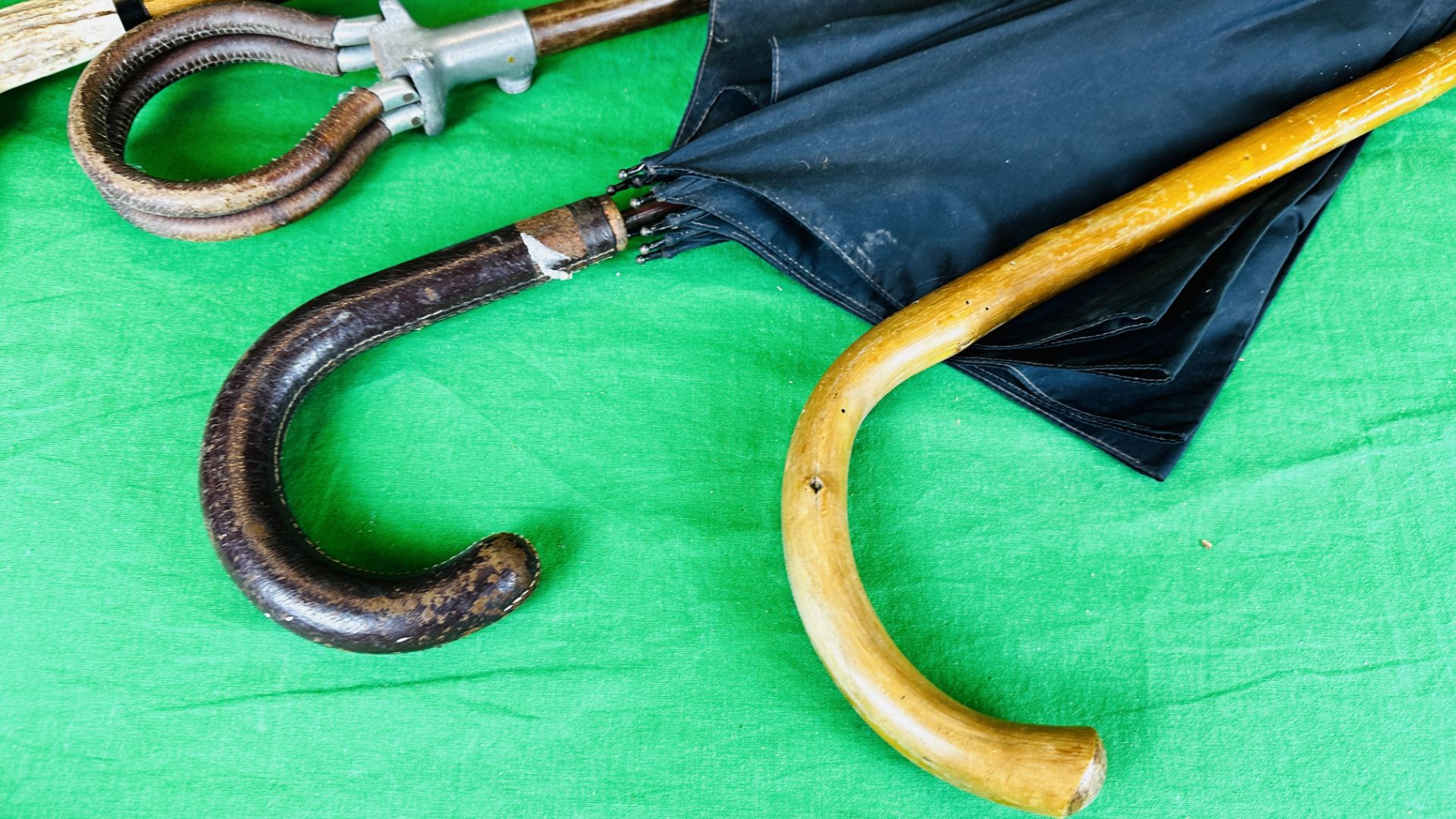 A HORN HANDLED WALKING STICK, SHOOTING STICK, TWO OTHER WALKING STICKS AND UMBRELLA. - Image 7 of 8