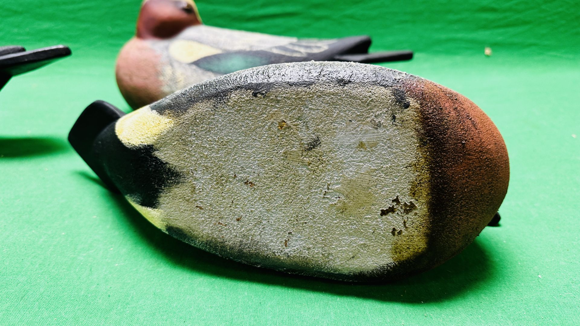 A HANDCRAFTED SET OF THREE DUCK DECOYS HAVING HANDPAINTED DETAIL AND GLASS EYES. - Image 8 of 8