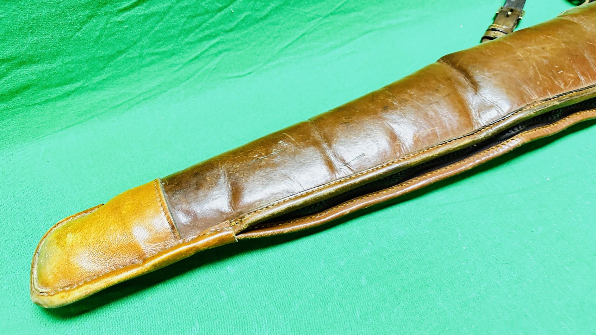 A GOOD QUALITY LEATHER AND SHEEP SKIN LINED GUN SLIP - Image 8 of 9