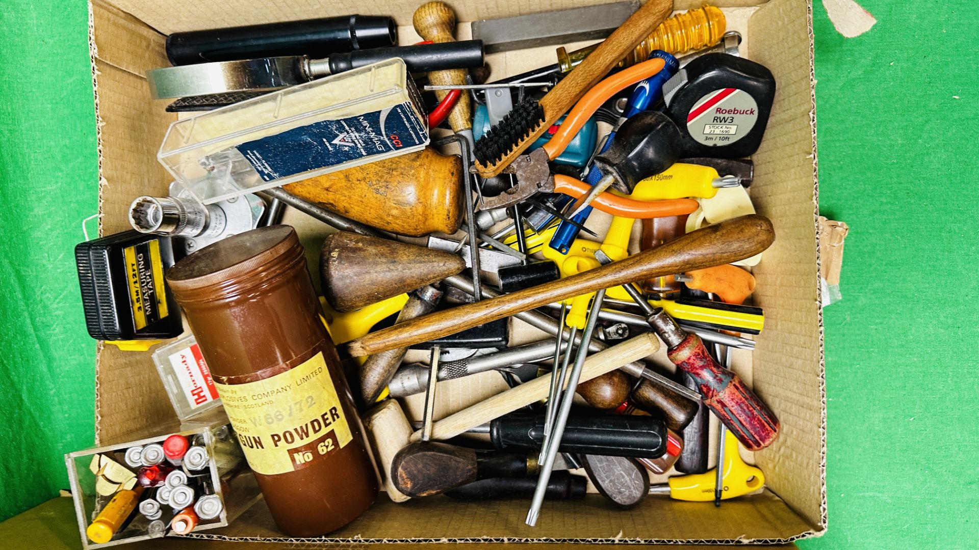 A GROUP OF GUN RELATED CLEANING AND TOOL ACCESSORIES INCLUDING OILS, SNAP CAPS, SCREW DRIVERS, - Image 2 of 11