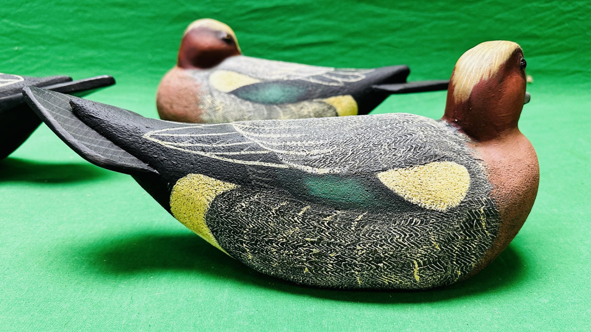 A HANDCRAFTED SET OF THREE DUCK DECOYS HAVING HANDPAINTED DETAIL AND GLASS EYES. - Image 6 of 8