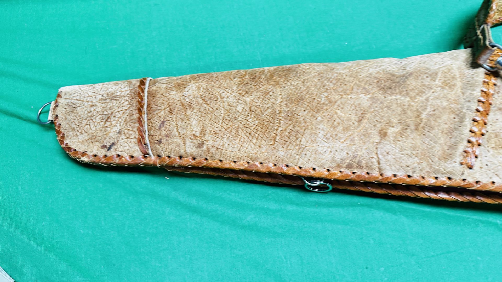 A GOOD QUALITY TAN LEATHER AND BRADY GUN SLIP. - Image 7 of 10