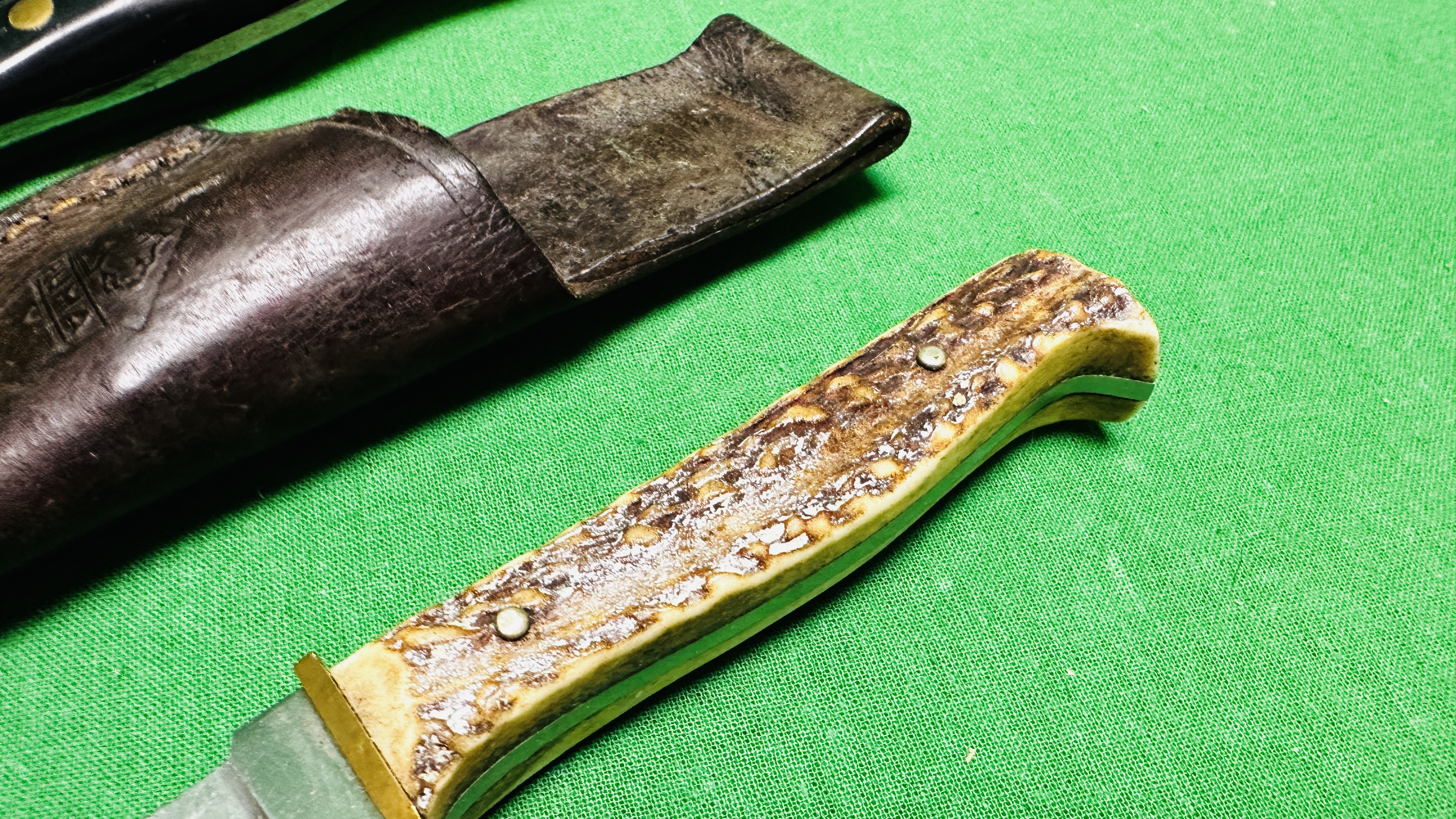 TWO VINTAGE HUNTERS KNIVES IN SHEATHS TO INCLUDE PUMA HUNTERS PAL AND BENIE GARLAND - NO POSTAGE OR - Image 5 of 8