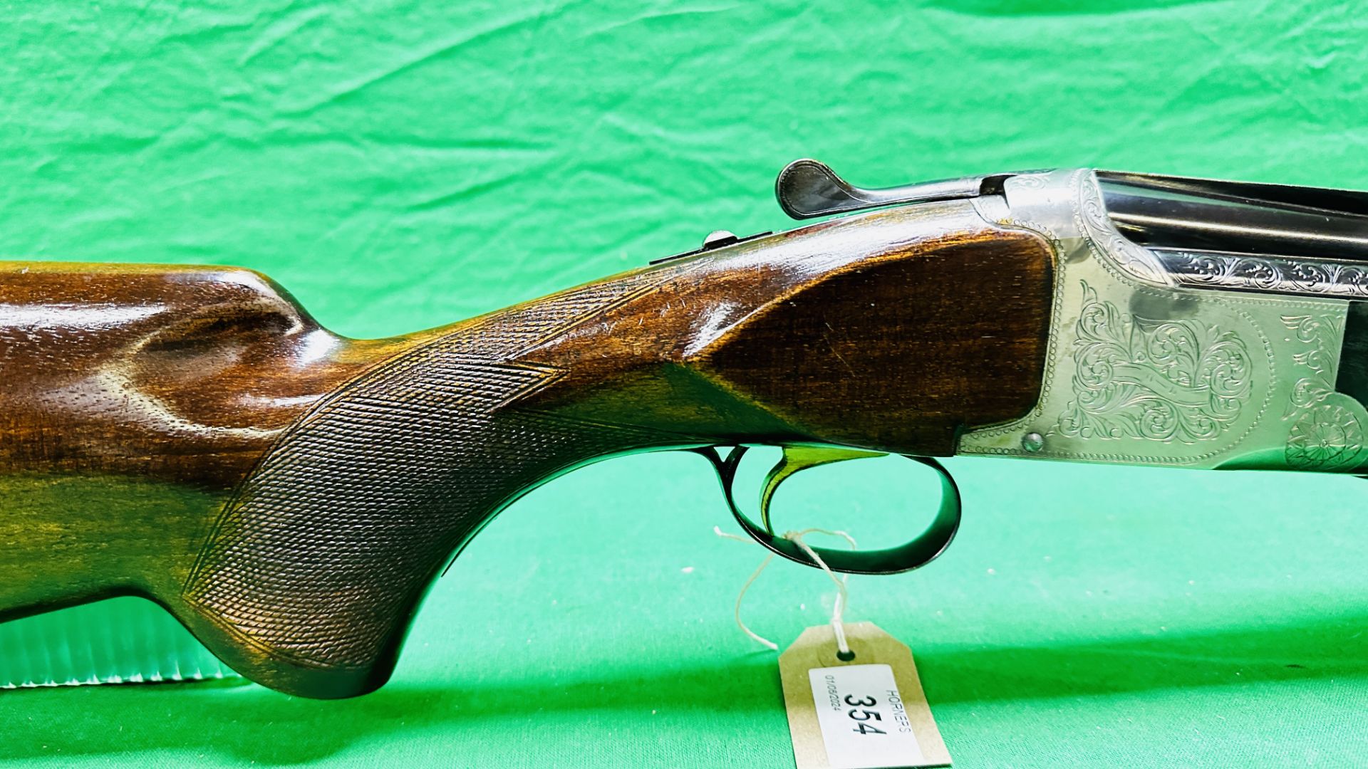 MIROKU 12 BORE OVER AND UNDER SHOTGUN #2260392, 30" BARRELS, EJECTOR, SINGLE SELECTABLE TRIGGER, - Image 3 of 21