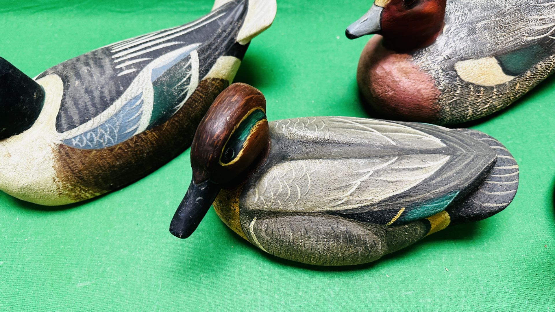 A HANDCRAFTED SET OF 4 DUCK DECOYS HAVING HANDPAINTED DETAIL AND GLASS EYES. - Image 9 of 13