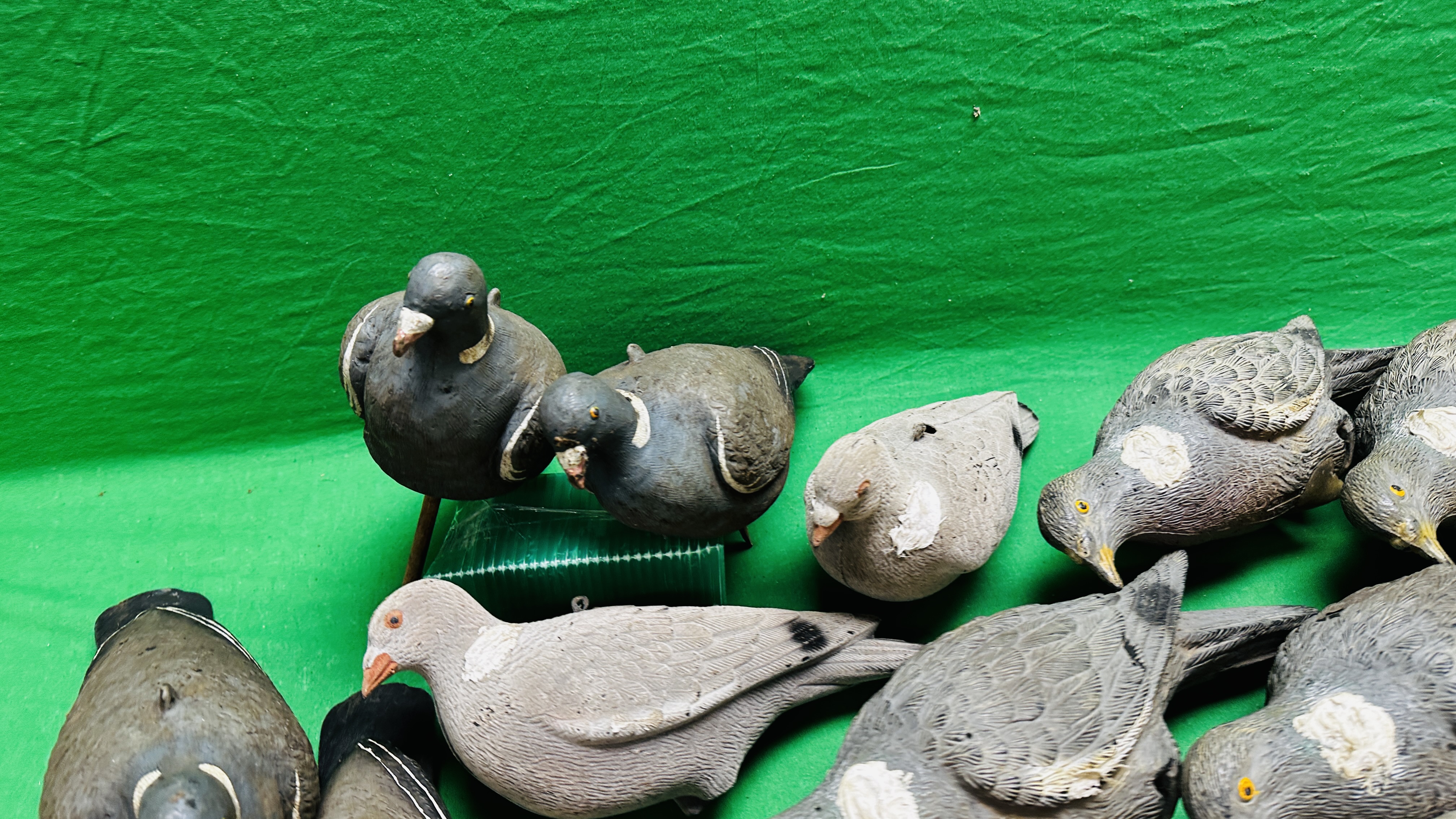 A GROUP OF 26 PIGEON DECOYS. - Image 6 of 10