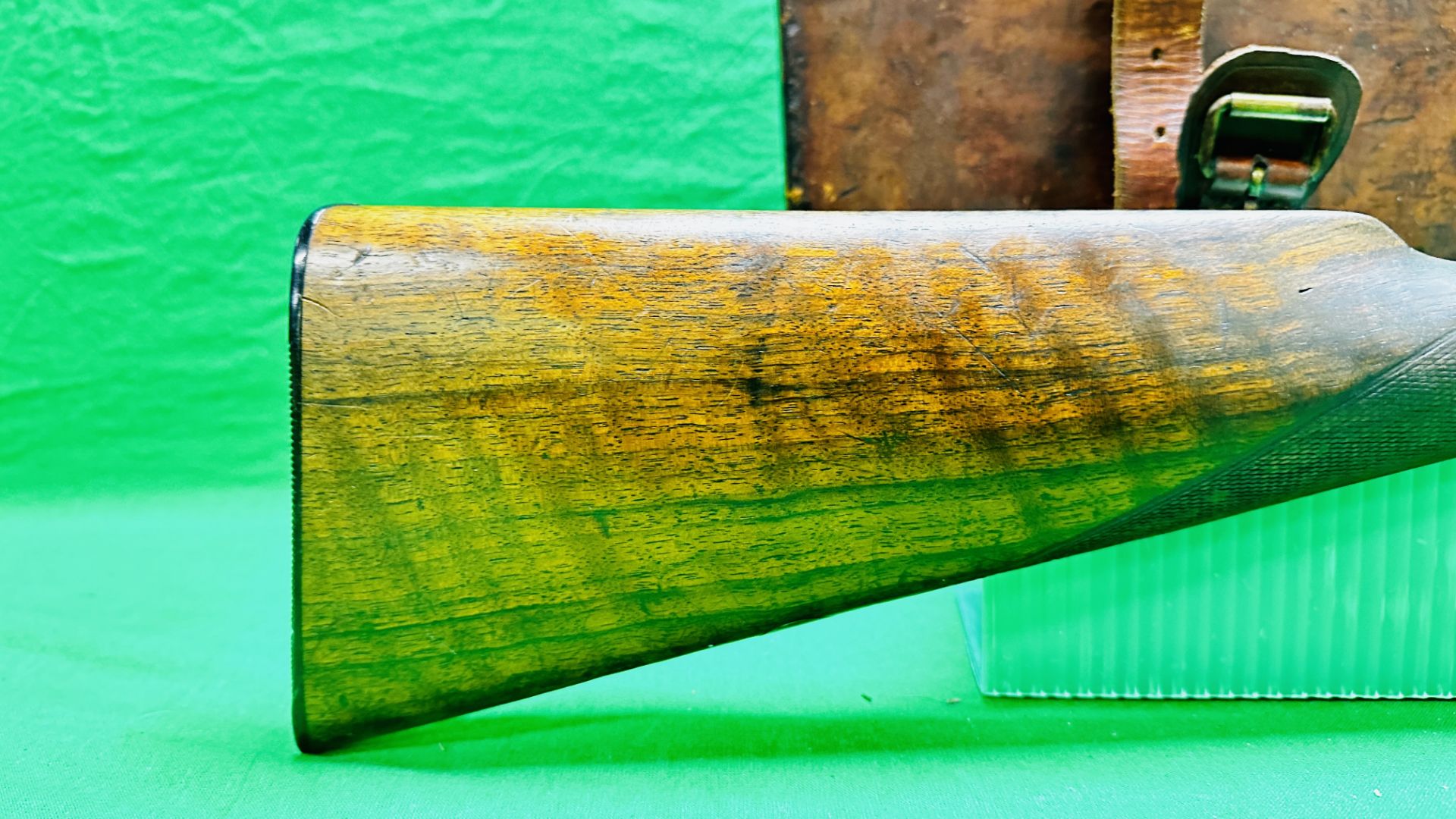 G E LEWIS 12 BORE SIDE BY SIDE HAMMER ACTION SHOTGUN, SIDELOCK, ENGRAVED SIDE PLATE, BARREL LENGTH . - Image 5 of 35