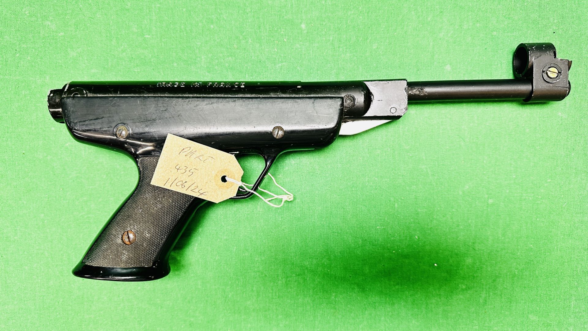 TWO VINTAGE AIR PISTOLS TO INCLUDE FRENCH MANU ARM .22 CALIBRE BREAK BARREL AND ITALIAN CONDOR . - Image 4 of 10