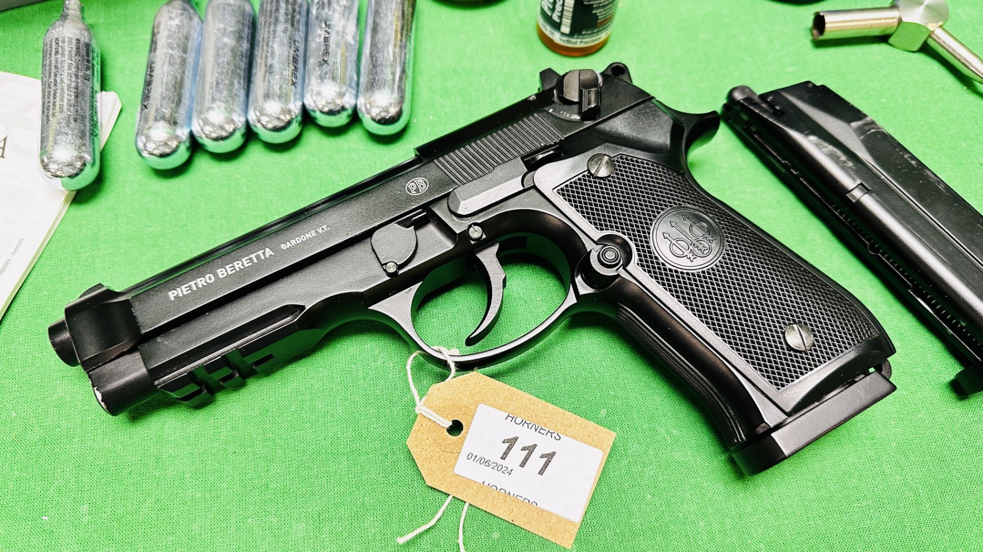PIETRO BERETTA MOD 92 A1 18 ROUND CO2 BLOW BACK STEEL BB AIR PISTOL COMPLETE WITH ORIGINAL BOX, - Image 2 of 18