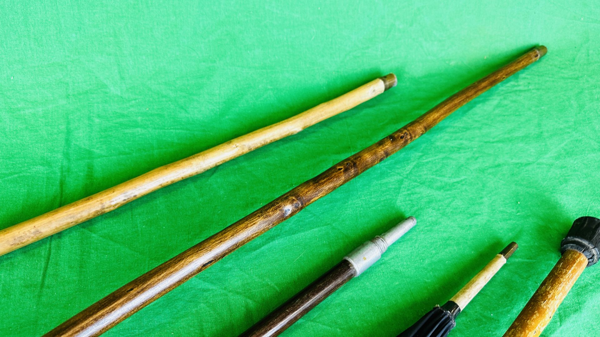 A HORN HANDLED WALKING STICK, SHOOTING STICK, TWO OTHER WALKING STICKS AND UMBRELLA. - Bild 5 aus 8