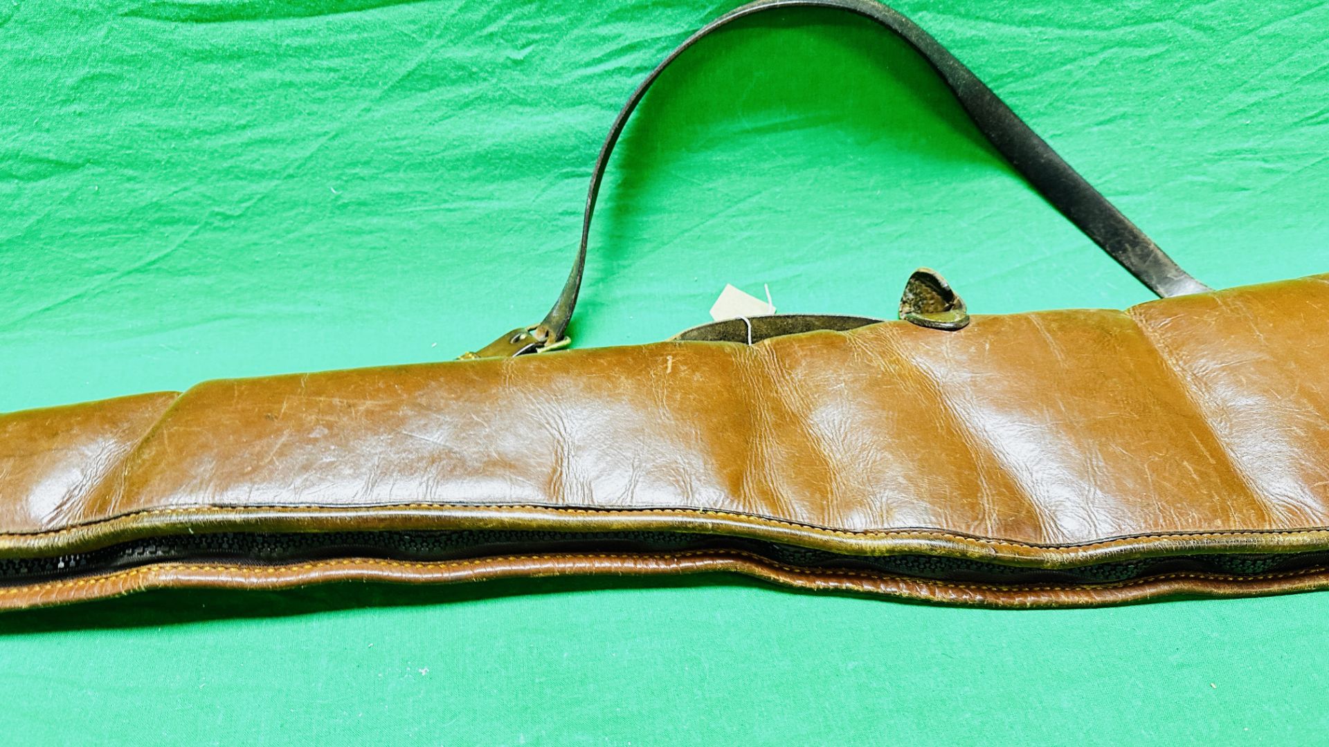 A GOOD QUALITY LEATHER AND SHEEP SKIN LINED GUN SLIP - Image 7 of 9