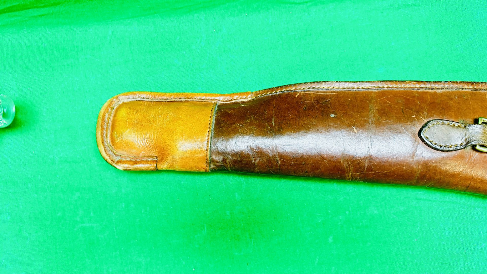 A GOOD QUALITY LEATHER AND SHEEP SKIN LINED GUN SLIP - Image 4 of 9