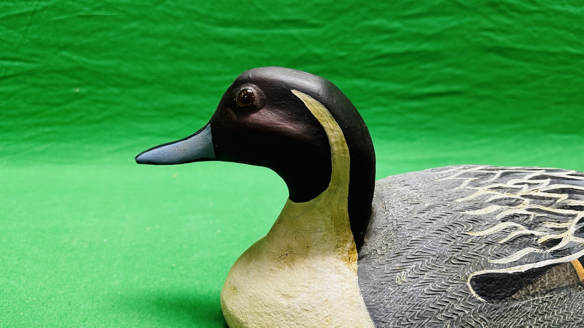 A HANDCRAFTED DUCK DECOY HAVING HANDPAINTED DETAIL AND GLASS EYES. - Image 7 of 10