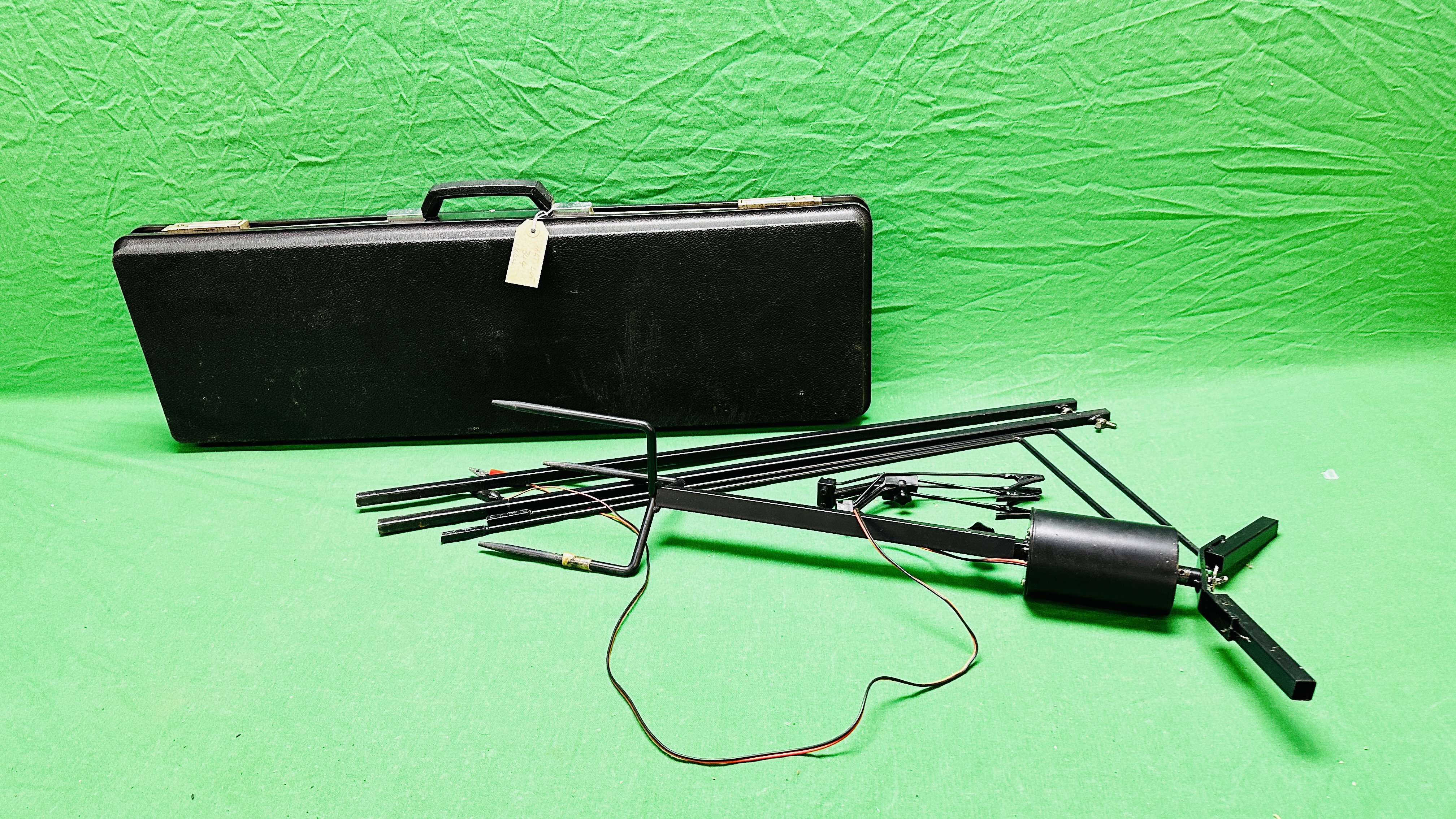 A TWIN ARM REMOTE CONTROL PIGEON WHIRLY + HARD GUN CASE.