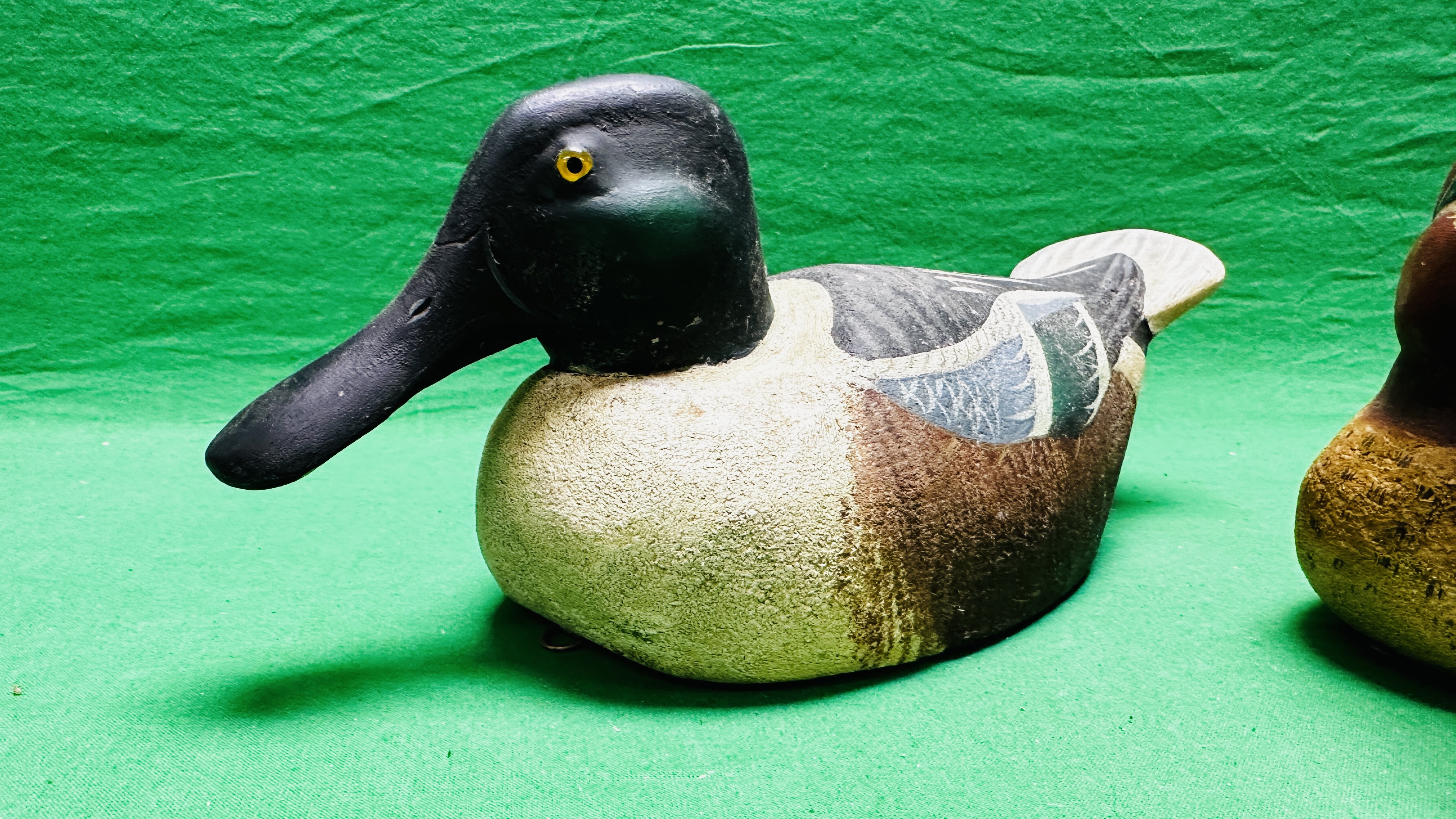 A HANDCRAFTED SET OF 4 DUCK DECOYS HAVING HANDPAINTED DETAIL AND GLASS EYES. - Bild 4 aus 13