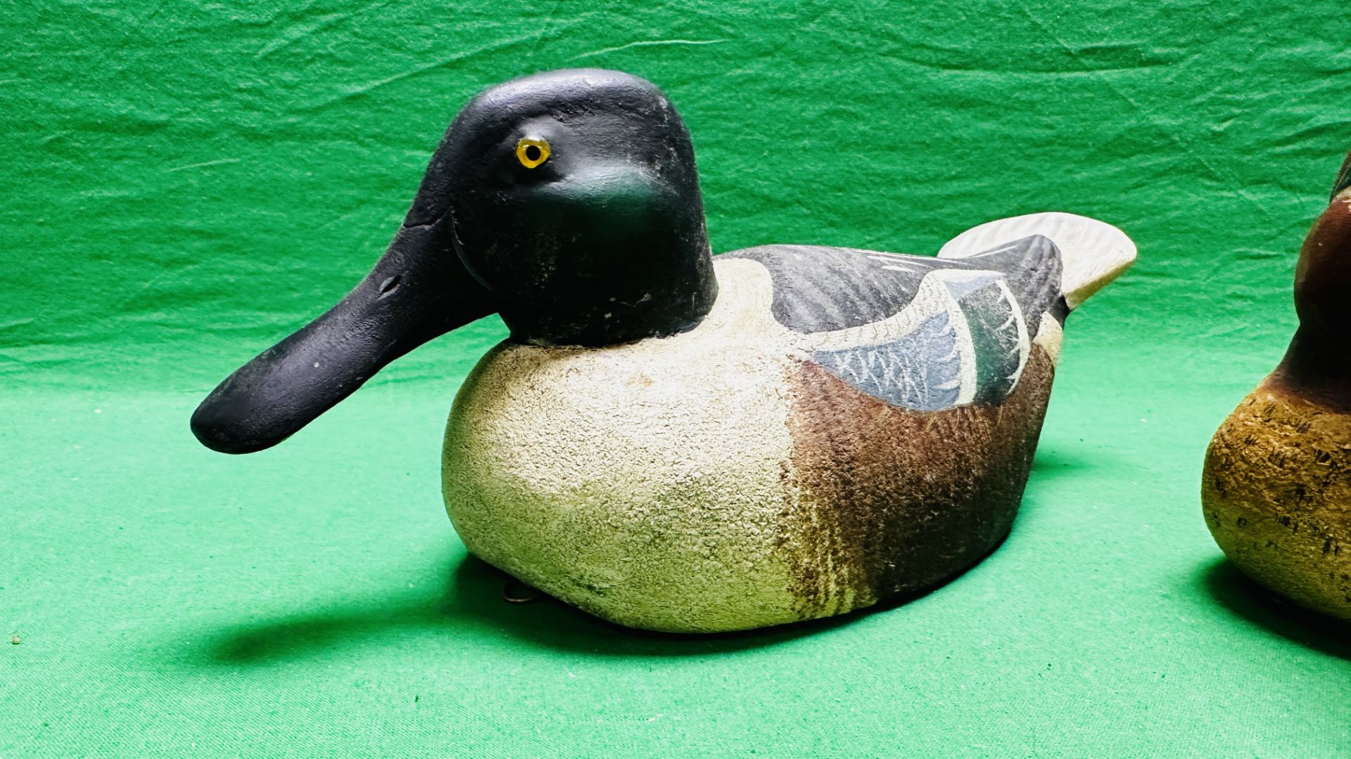 A HANDCRAFTED SET OF 4 DUCK DECOYS HAVING HANDPAINTED DETAIL AND GLASS EYES. - Image 4 of 13