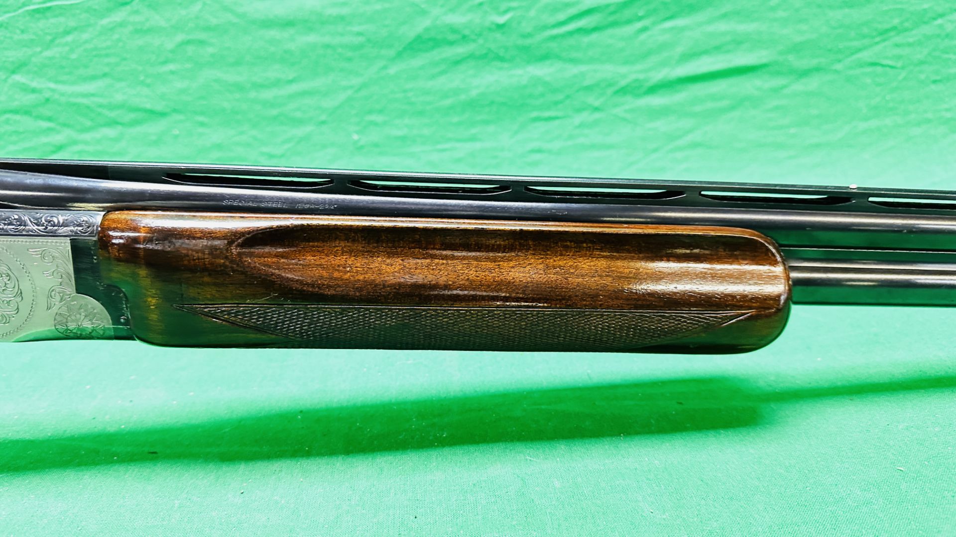 MIROKU 12 BORE OVER AND UNDER SHOTGUN #2260392, 30" BARRELS, EJECTOR, SINGLE SELECTABLE TRIGGER, - Image 8 of 21