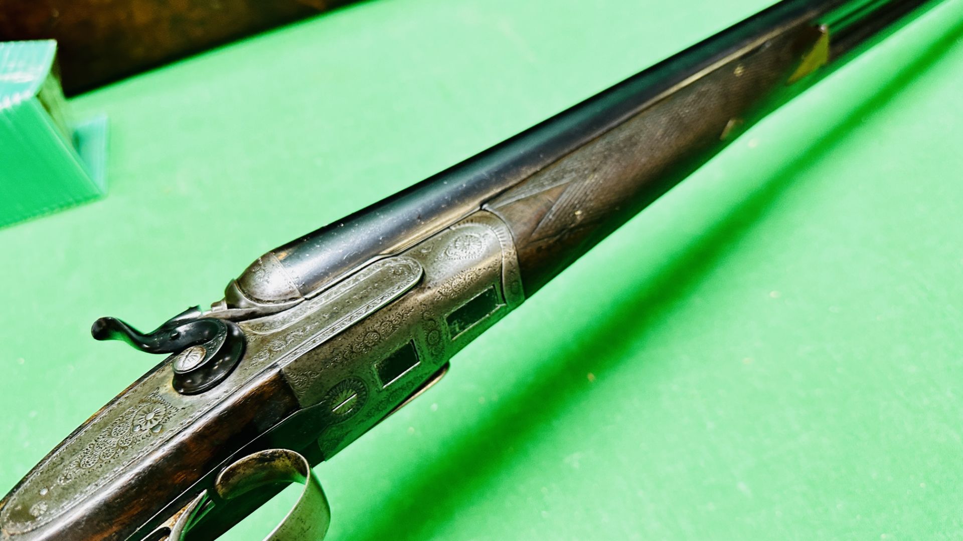 G E LEWIS 12 BORE SIDE BY SIDE HAMMER ACTION SHOTGUN, SIDELOCK, ENGRAVED SIDE PLATE, BARREL LENGTH . - Image 20 of 35