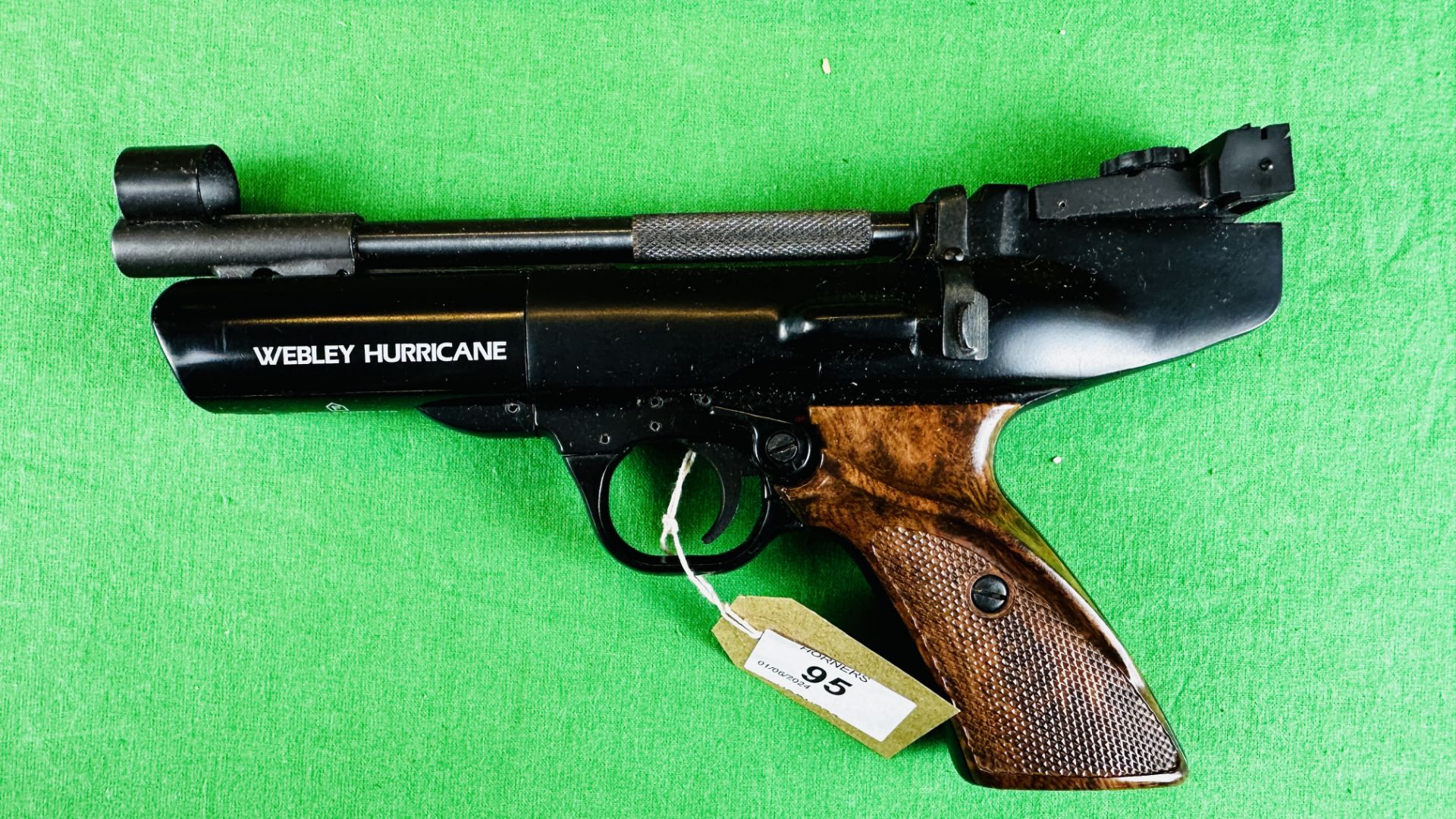 WEBLEY "HURRICANE" . - Image 2 of 25