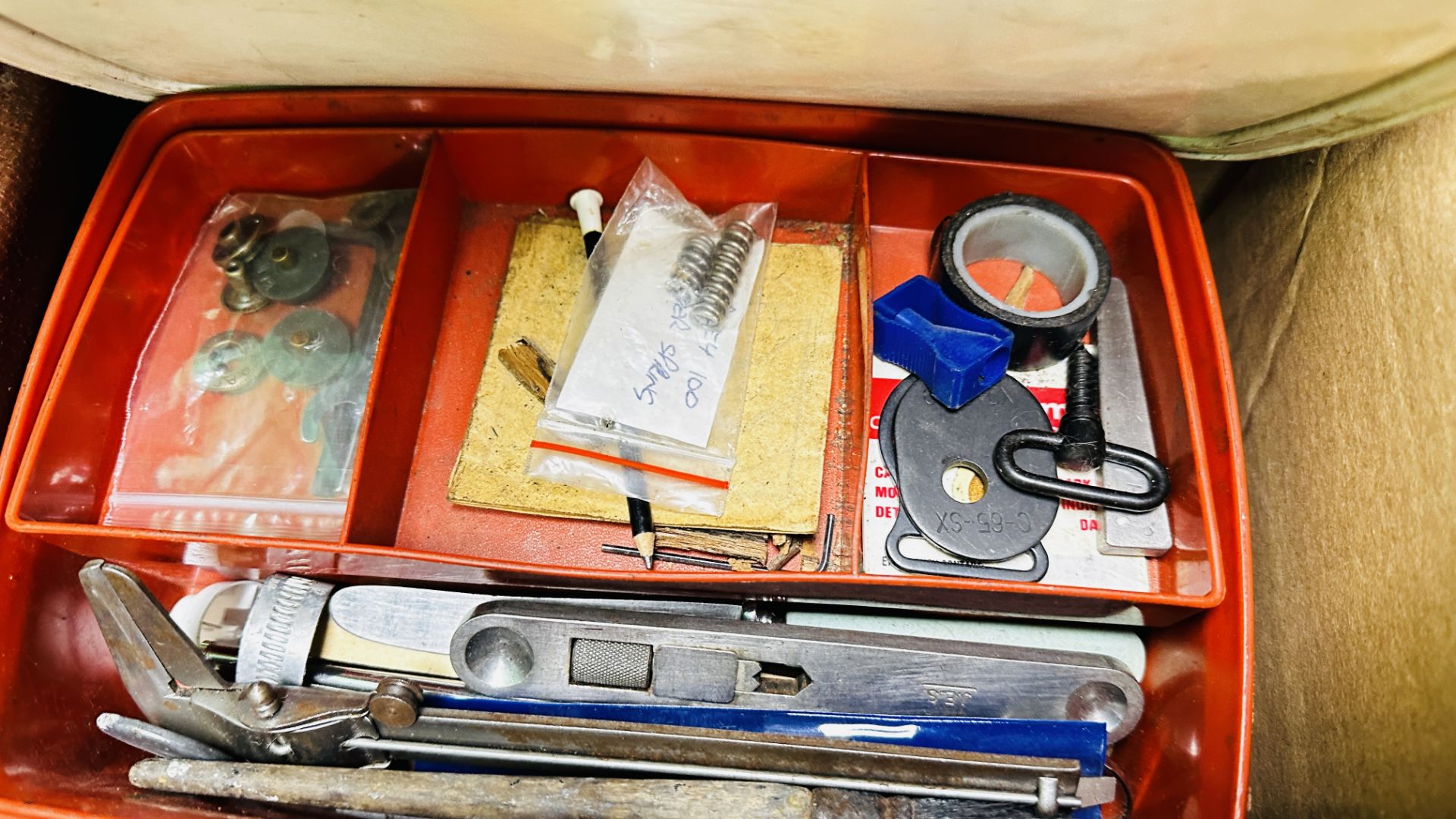 A GROUP OF GUN RELATED CLEANING AND TOOL ACCESSORIES INCLUDING OILS, SNAP CAPS, SCREW DRIVERS, - Image 10 of 11